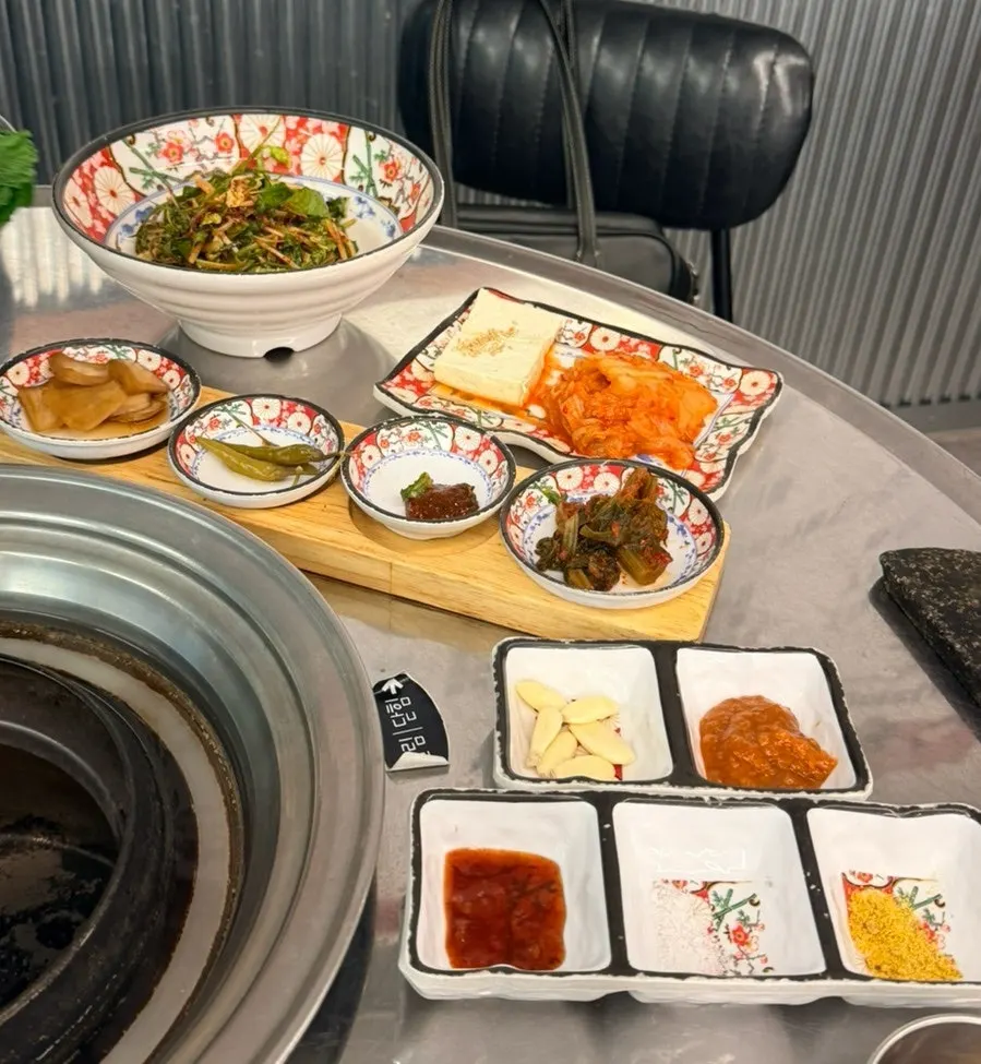 푸짐하게 세팅된 기본찬 한 상