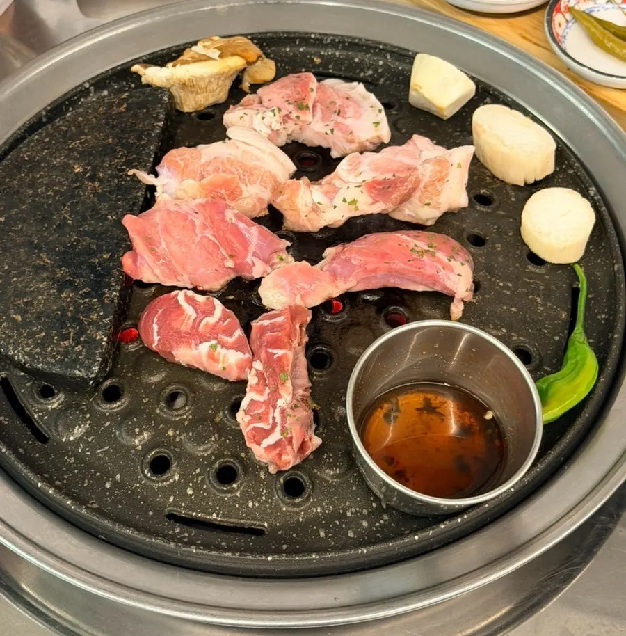 불판 위에 올린 돼지고기 특수부위