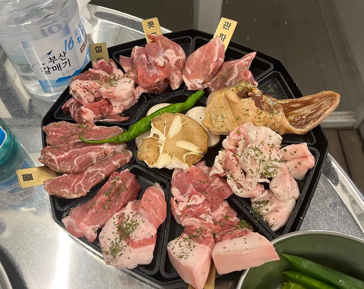 A plate of rare cuts from the Dwitdon Value Combo Set