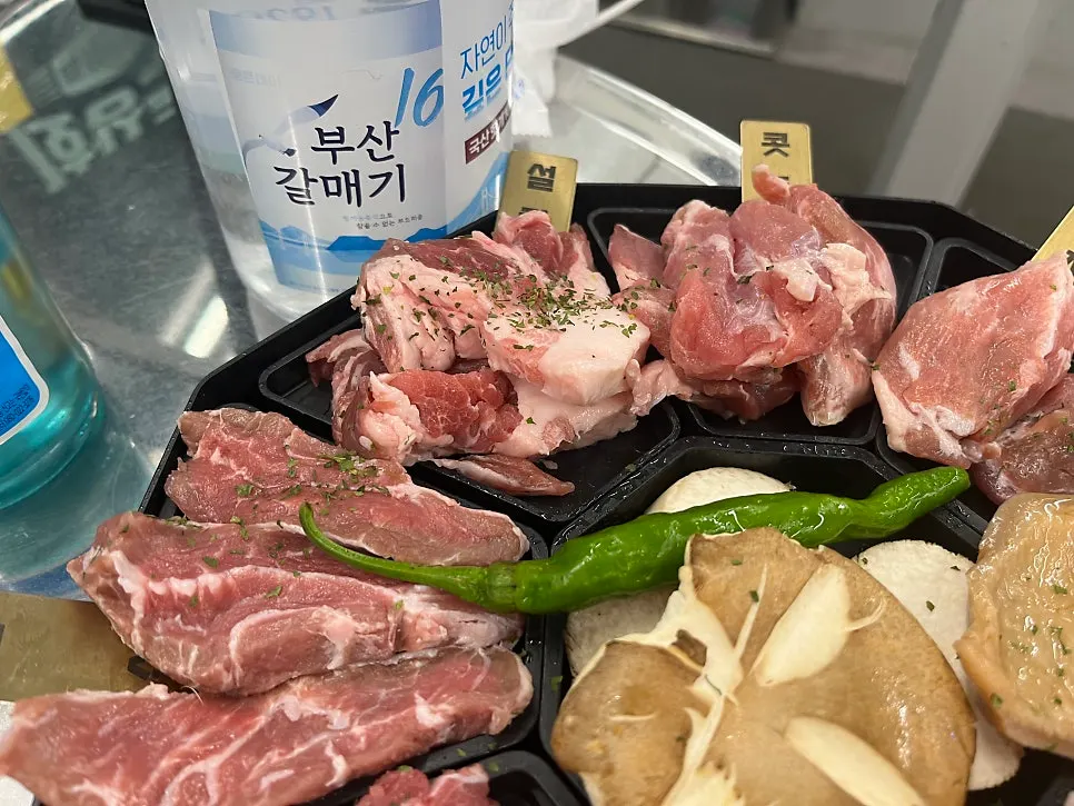 Several cuts of dwitgogi grilling together