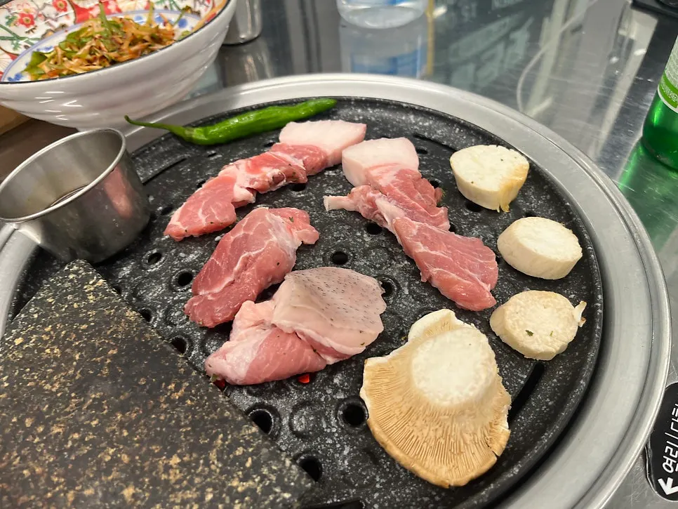 Samgyeopsal and rare cuts together on the grill