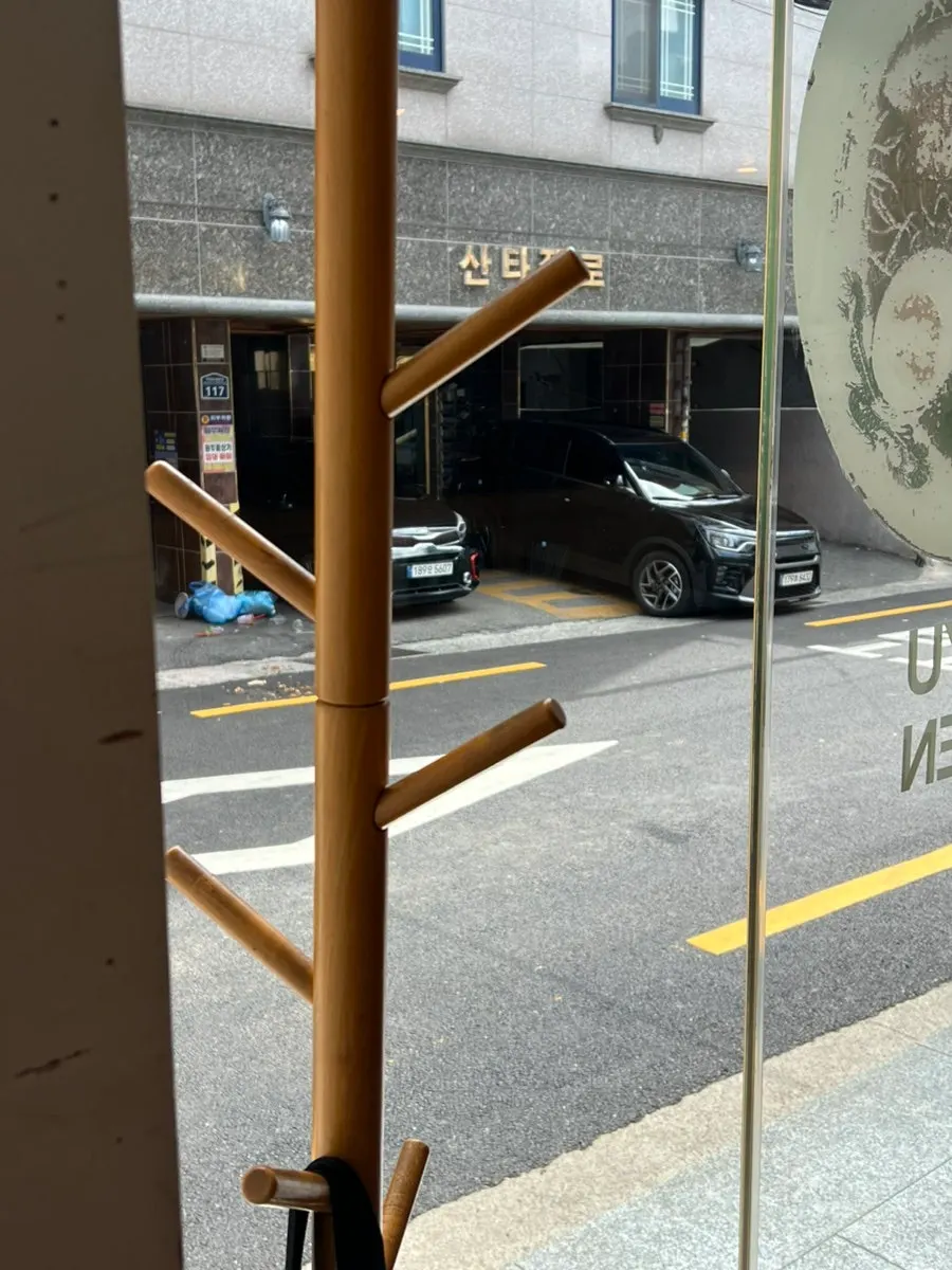입구 쪽에 있는 화장실 방향