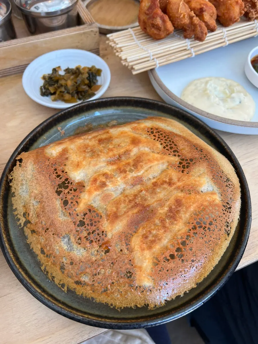 노릇하게 구워진 류센소 야끼교자