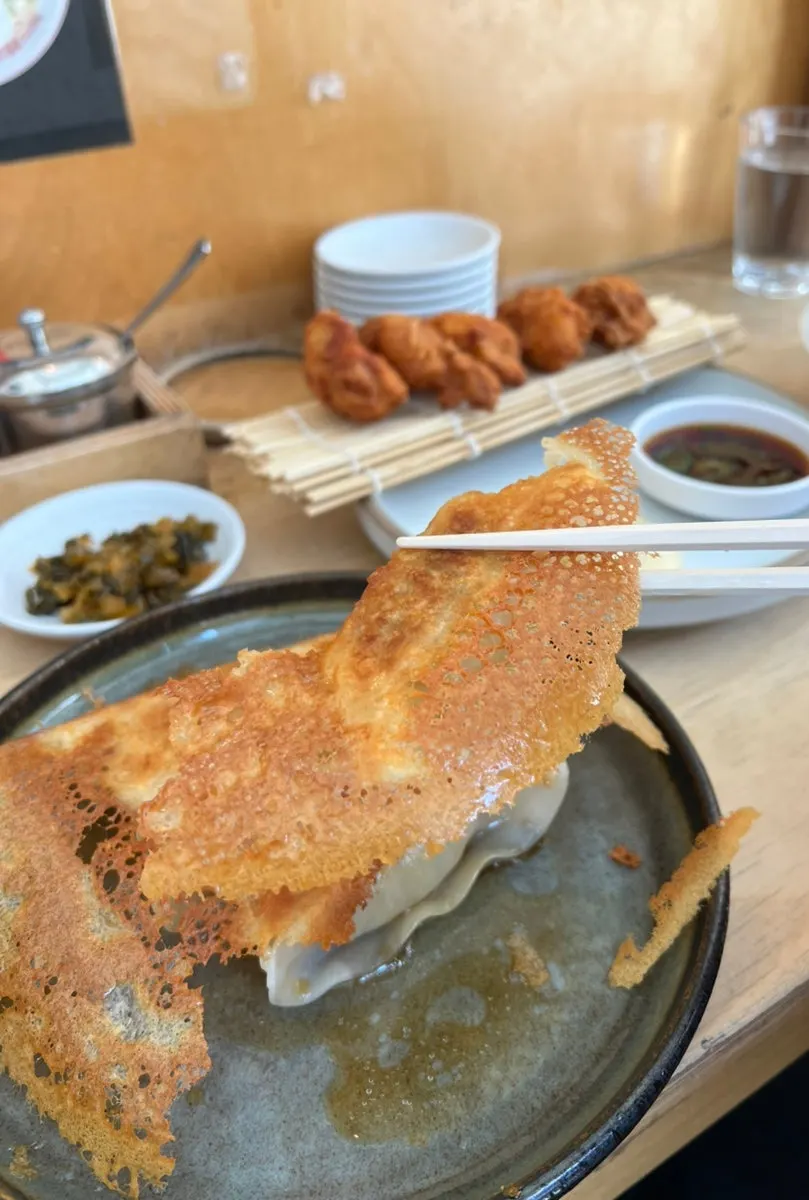 붙어 나온 야끼교자를 떼어내는 모습