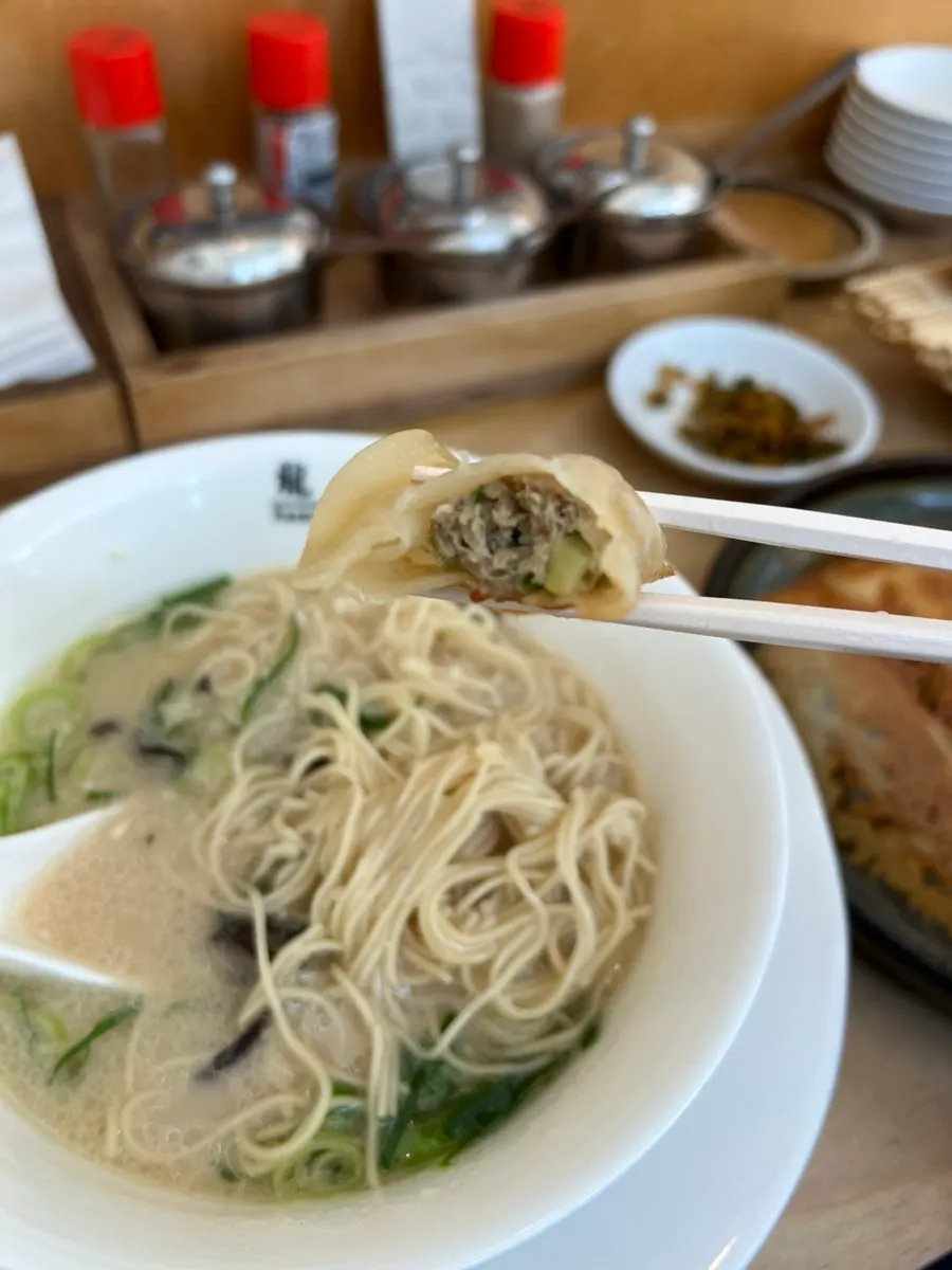 육즙이 흐르는 야끼교자 한 입 단면