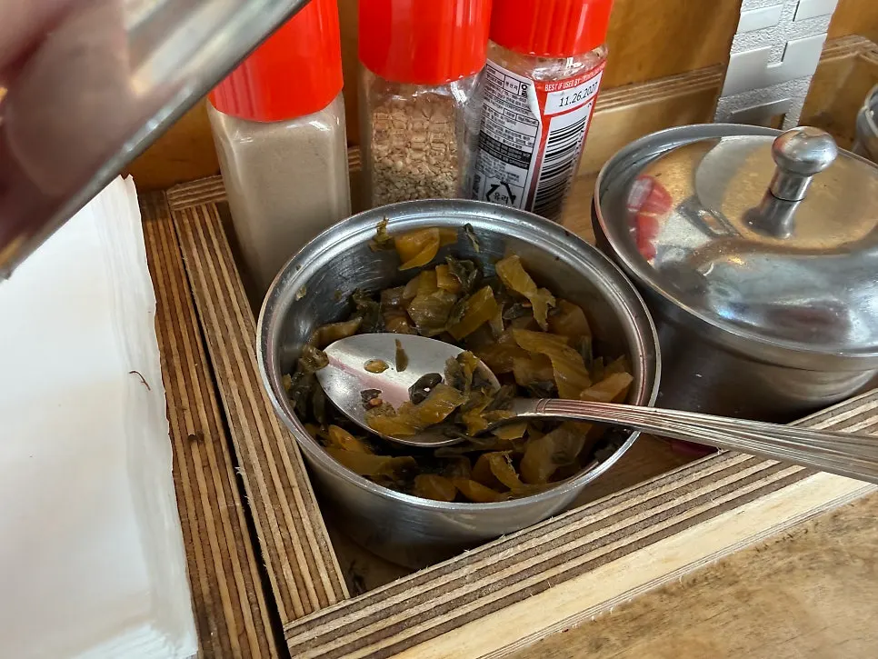 Seasoning containers to add to the ramen