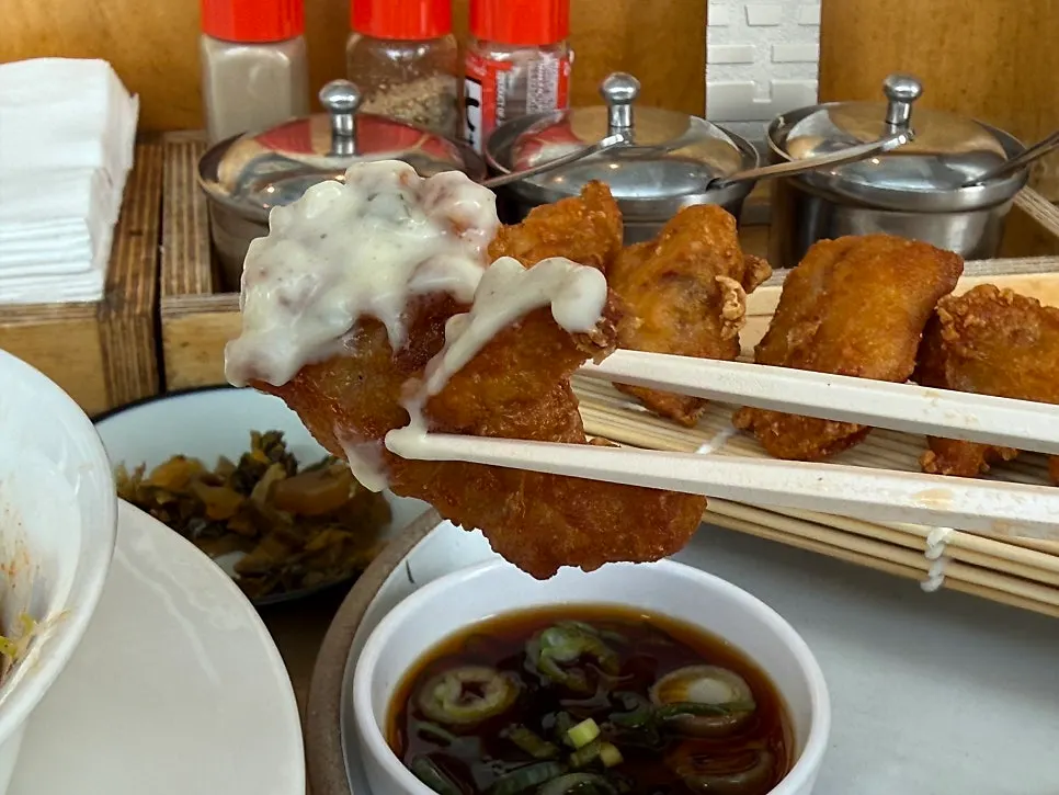 Picking up karaage alongside the ramen