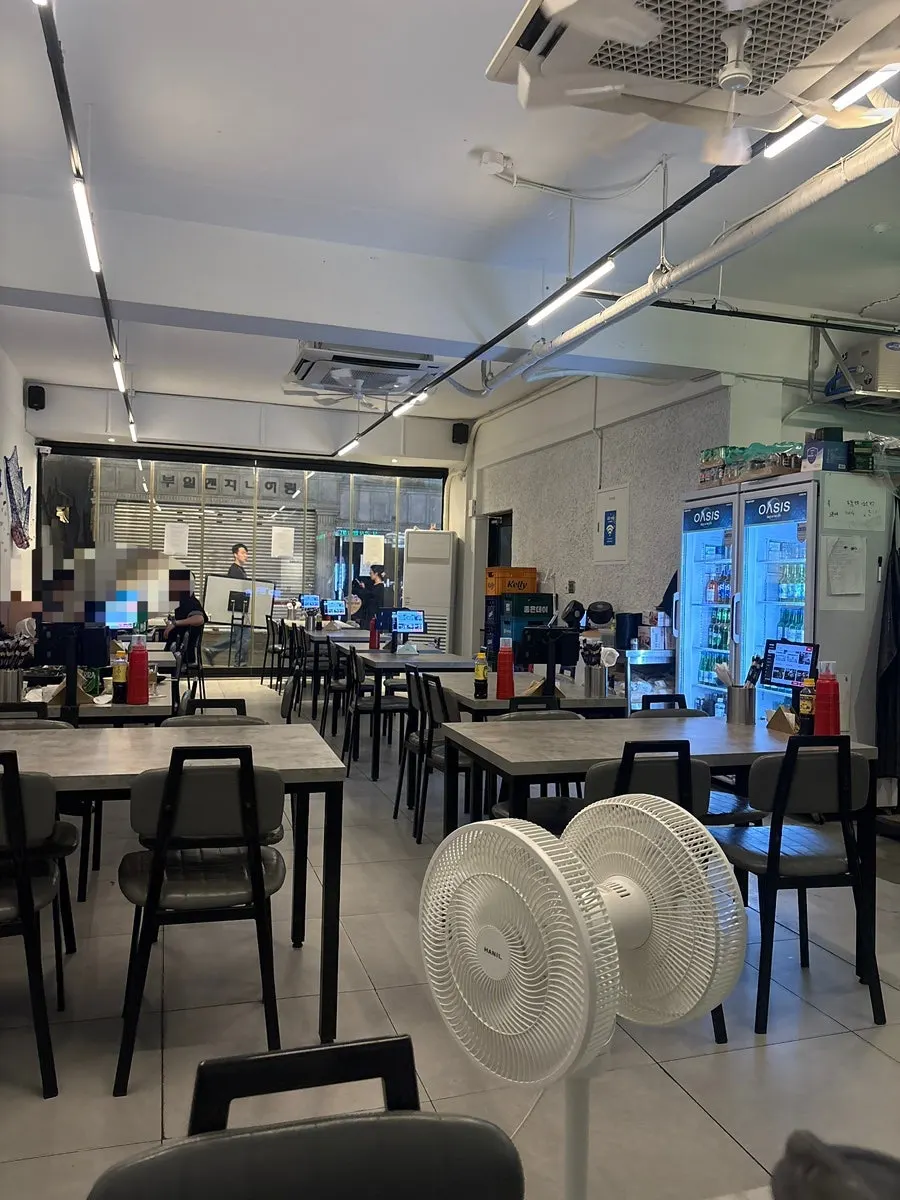 Wide view of the spacious, pleasant dining hall at Rigo Susan