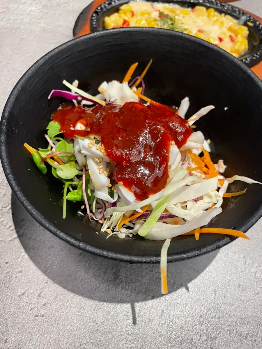 Cold buckwheat noodles included in the basic table setting