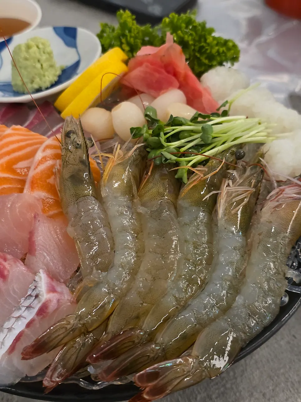 Six peeled raw shrimp served on the platter