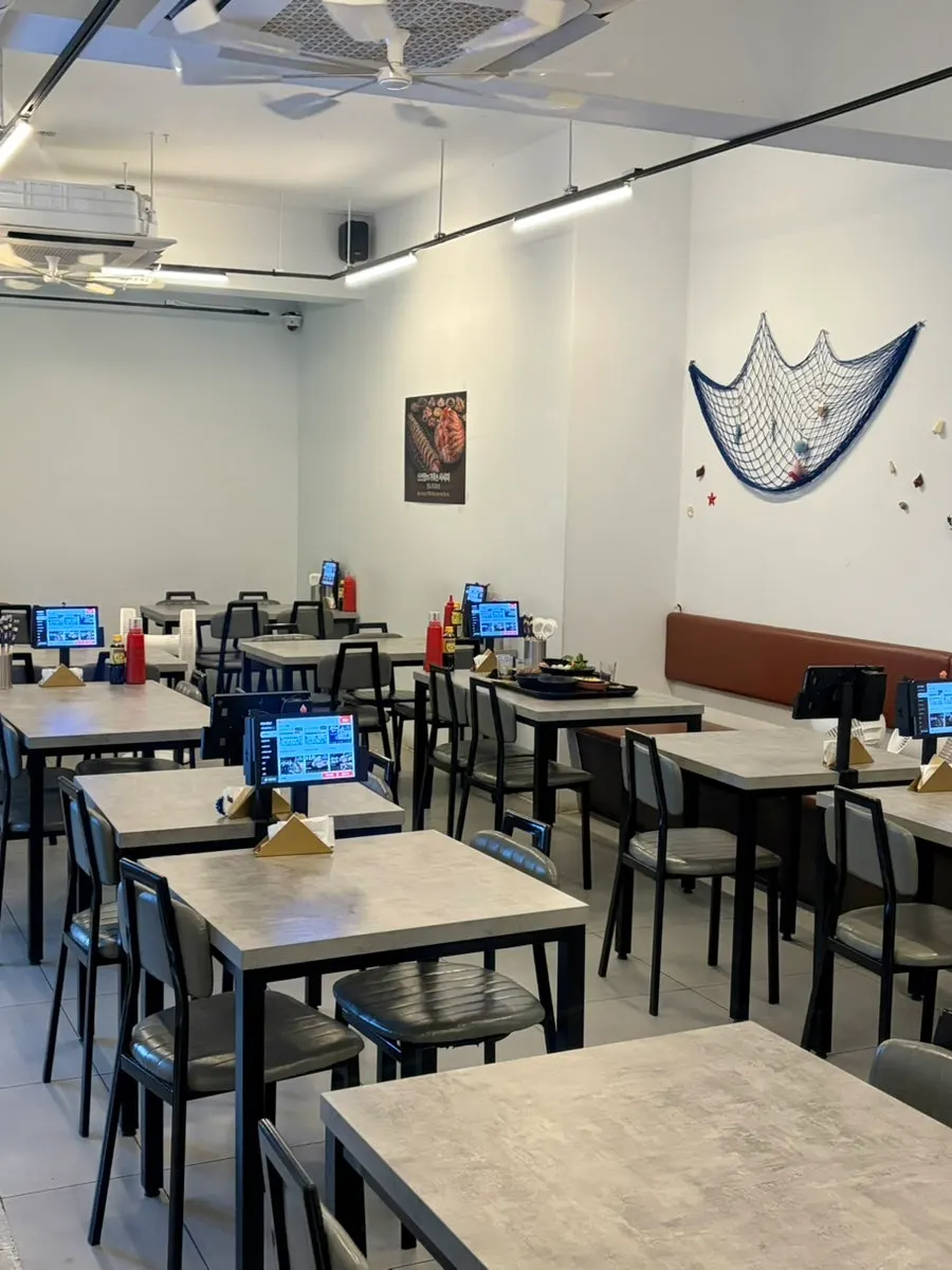 Quiet interior of Rigo Susan during weekday opening hours