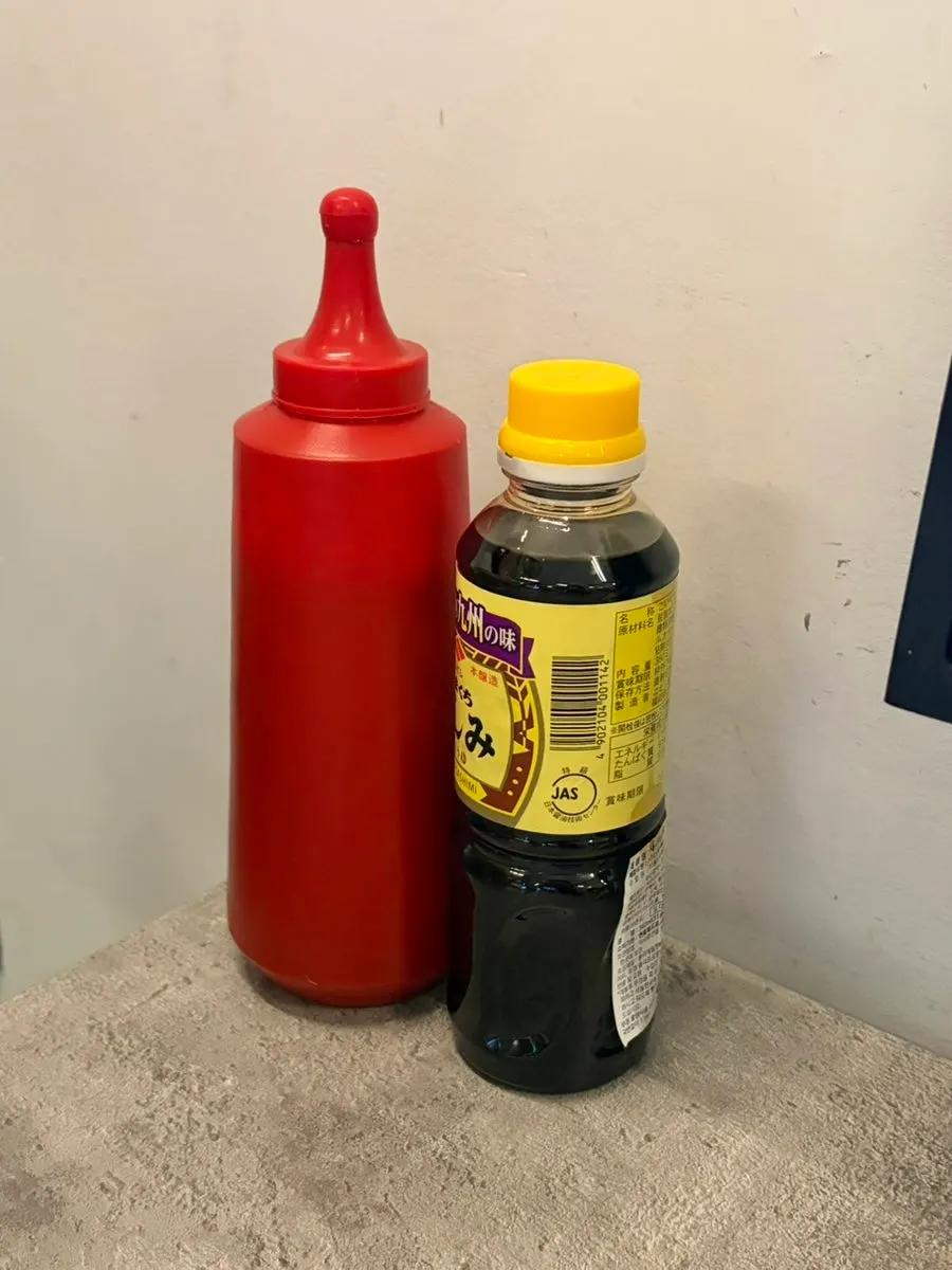 Soy sauce and vinegar-gochujang set as standard on the table