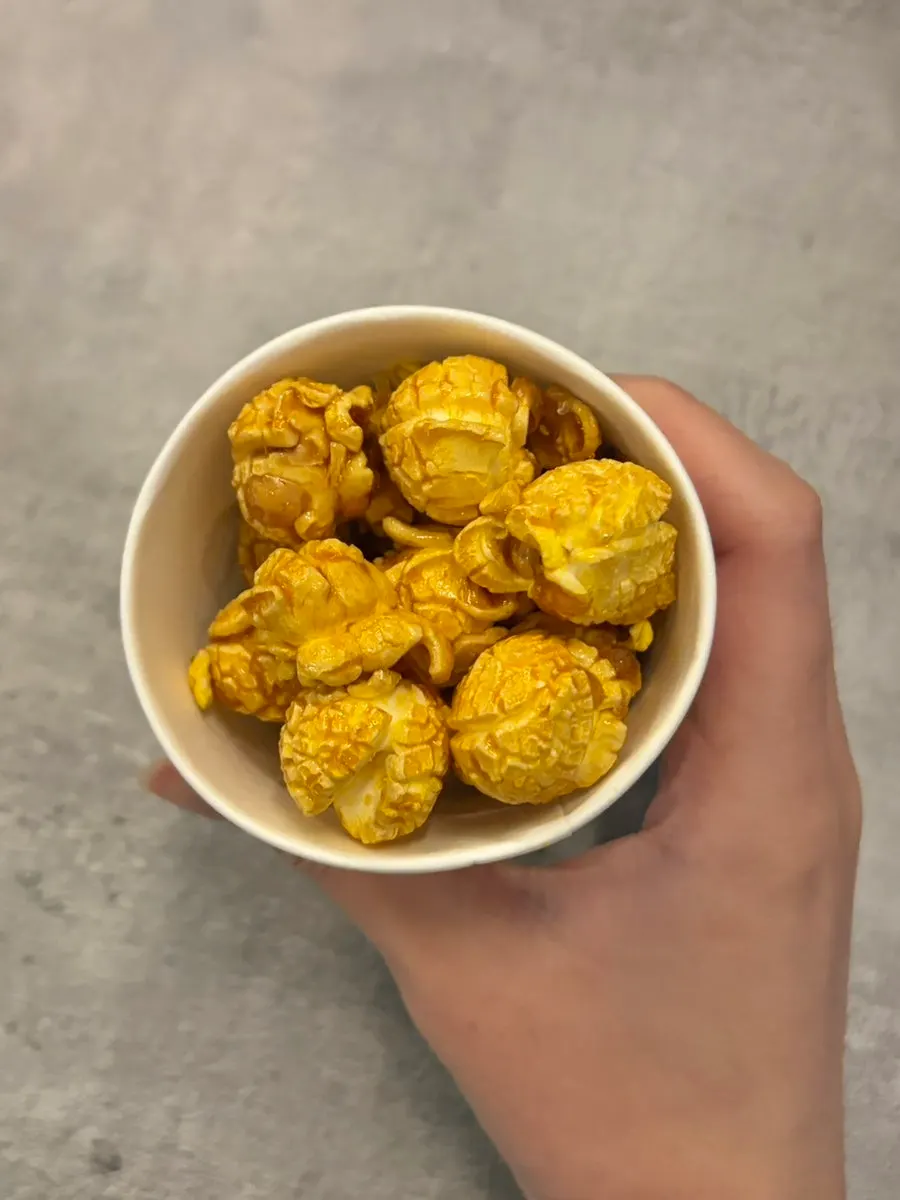 Caramel popcorn served as the starter snack