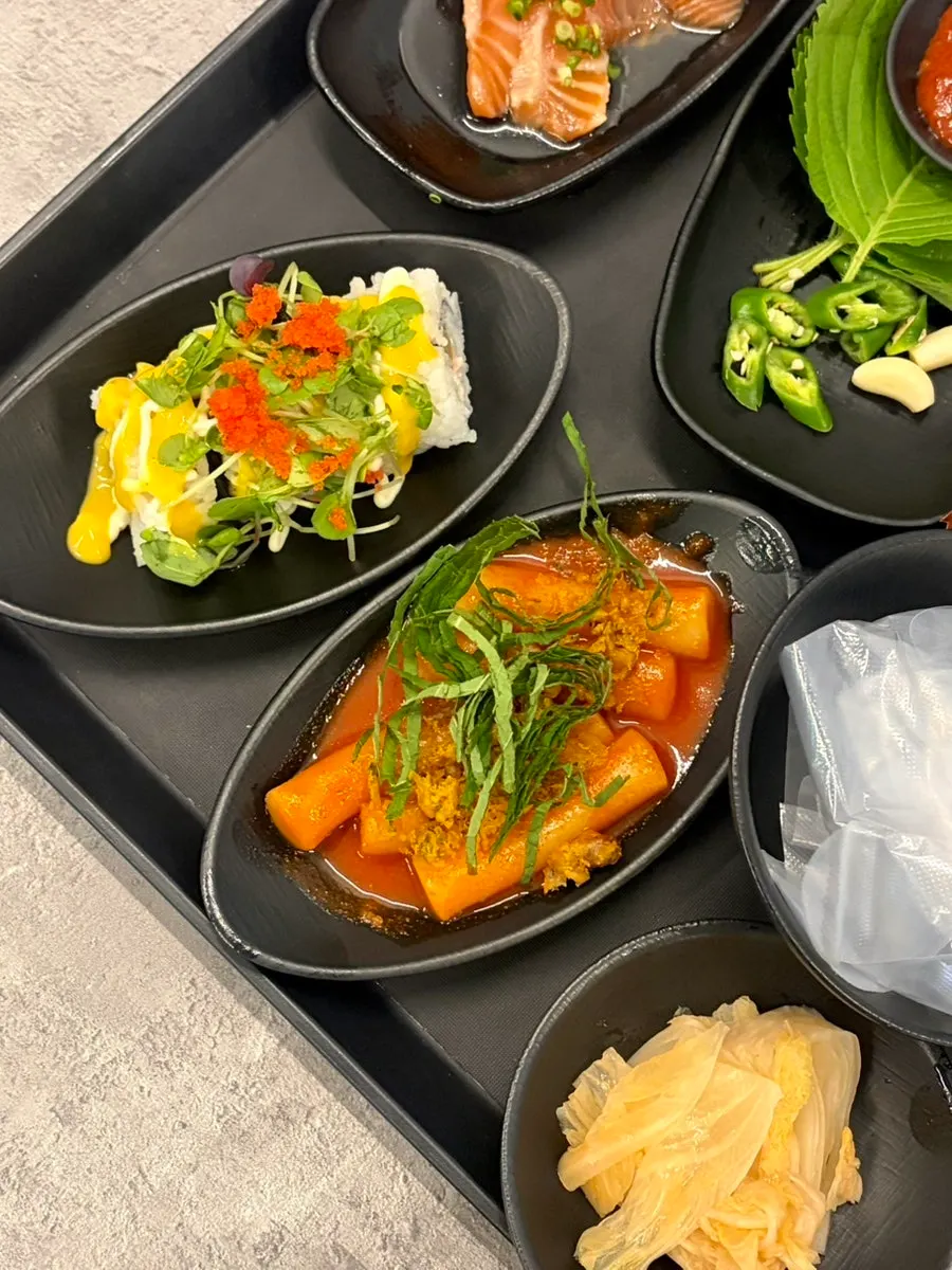 Warm dishes included in the basic side spread