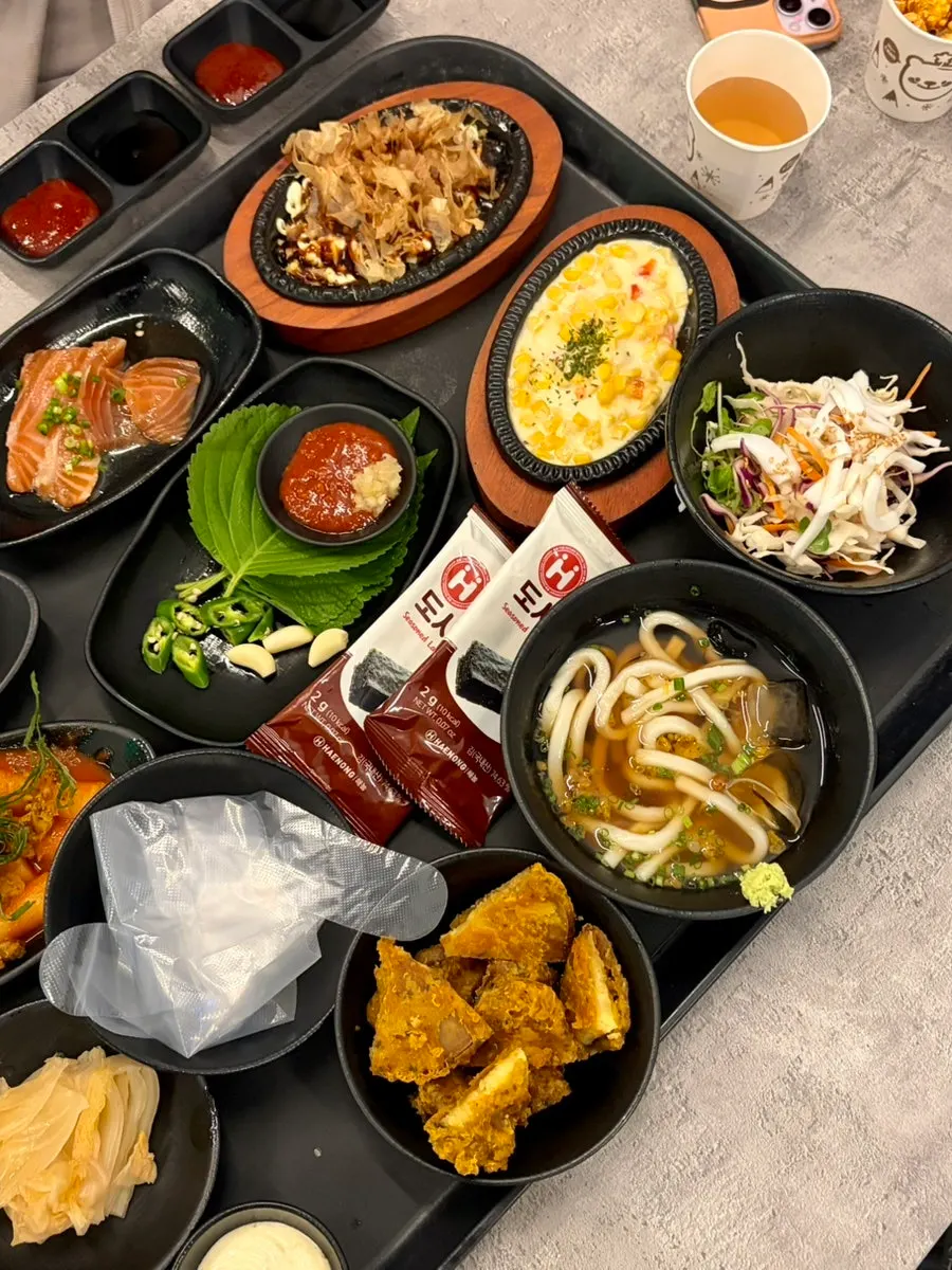 Tteokbokki and fried snacks included in the basic spread