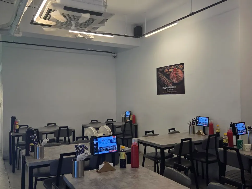 Table seating inside Rigo Susan