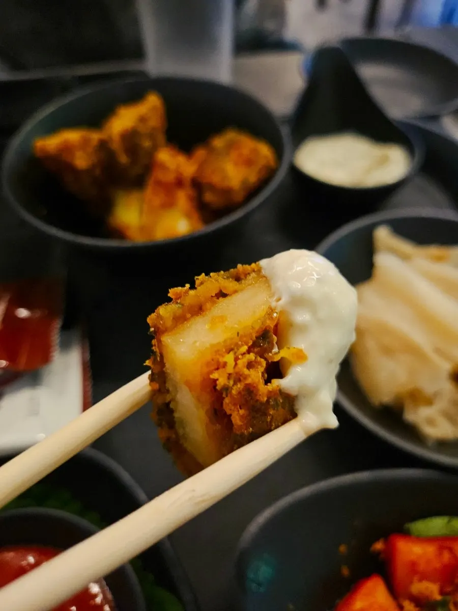 새우찜과 콘치즈가 놓인 상차림