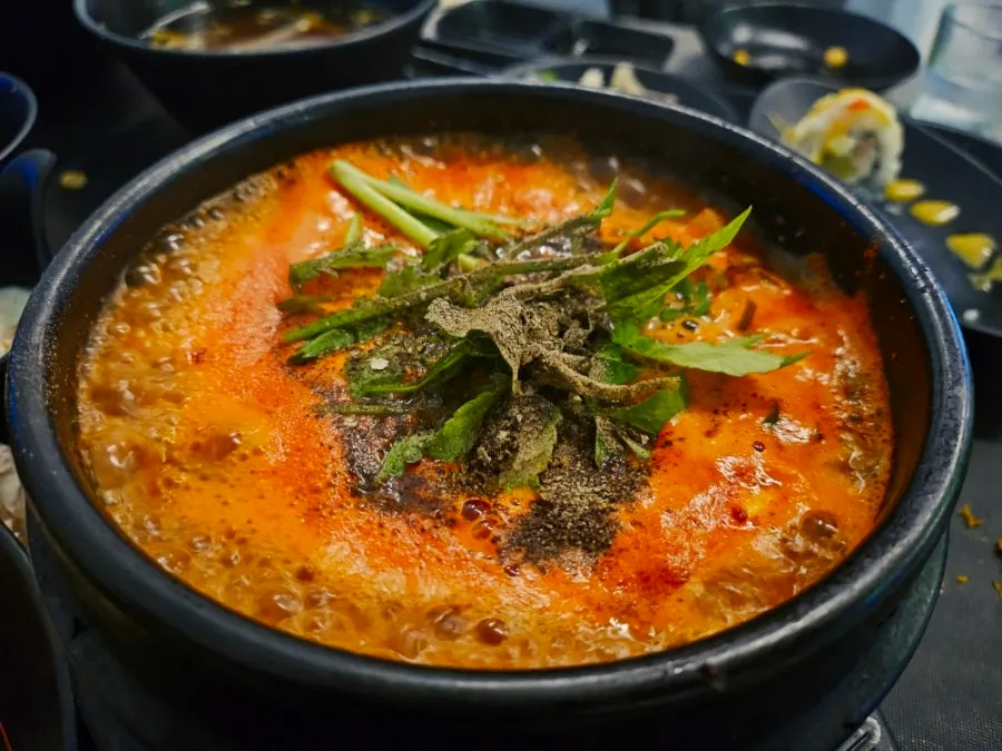 모듬회와 락교 무순 생강 곁들임