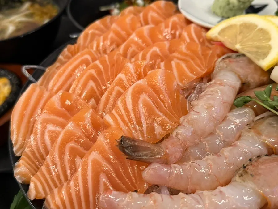 연어와 생새우가 담긴 메인 접시