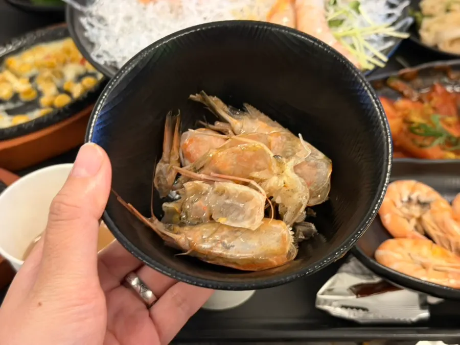 그릇에 모아둔 새우 머리와 꼬리