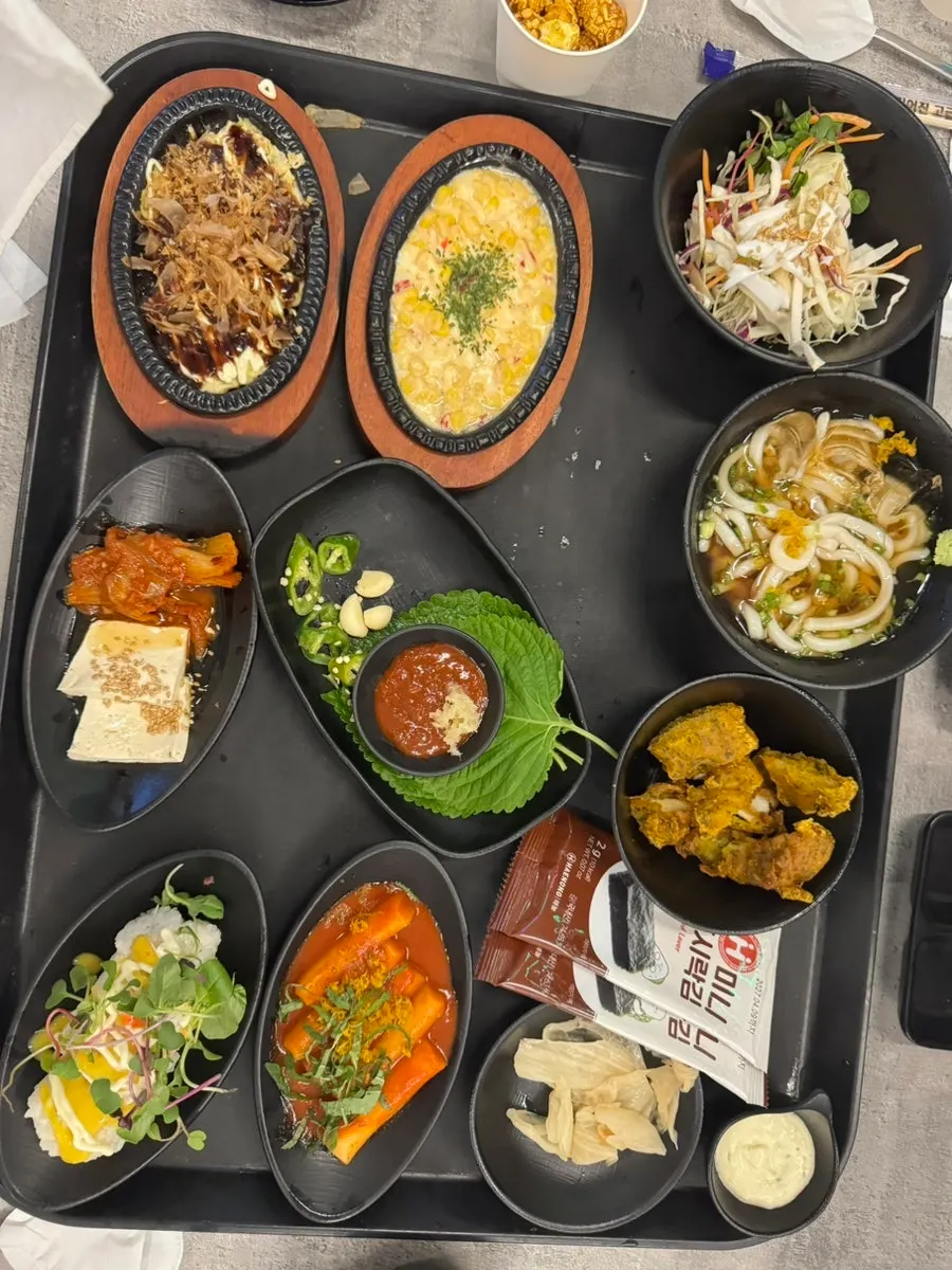 두부김치 떡볶이 냉우동 등 밑반찬 한상