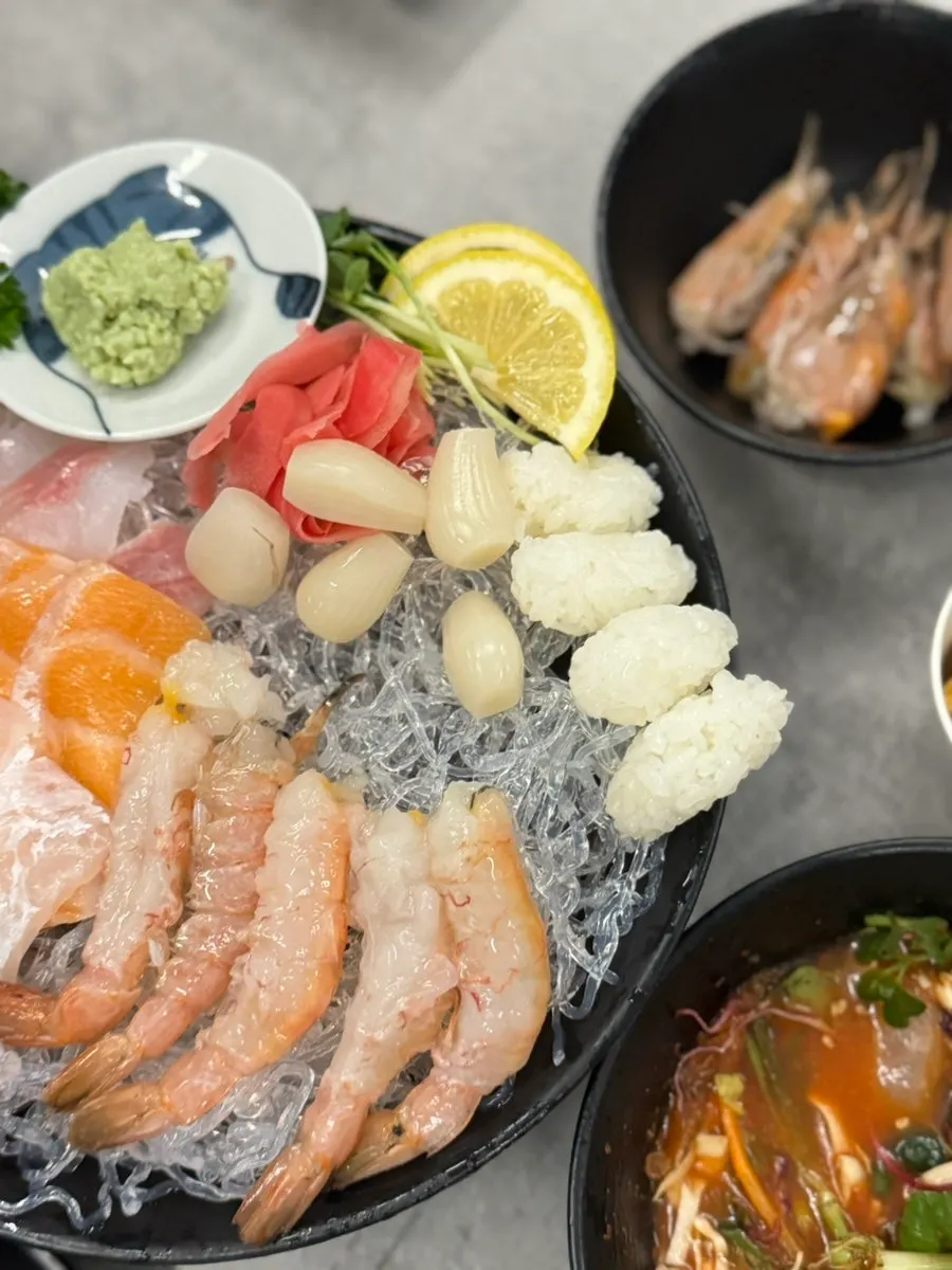 밀치 참돔 연어가 섞인 모듬회 접시