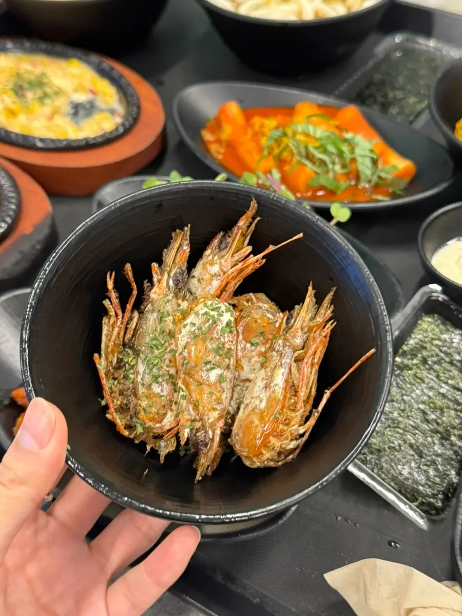 김과 깻잎에 회를 싸 먹는 모습