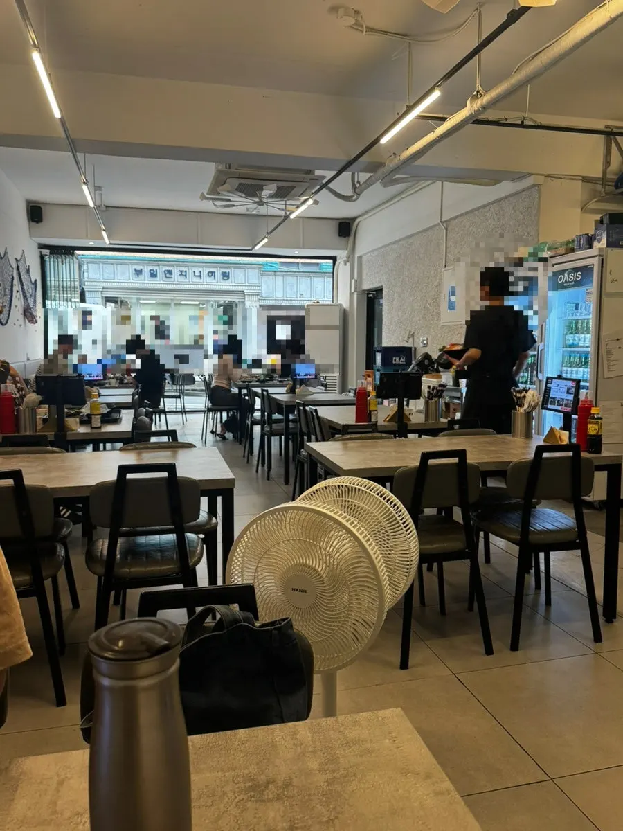 넓고 깔끔한 리고수산 내부 홀