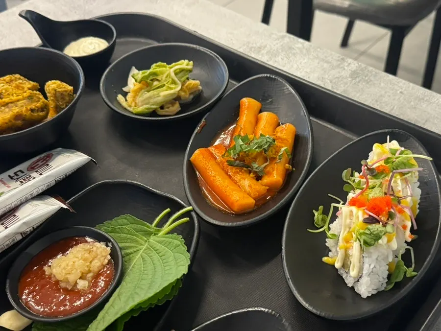 롤과 떡볶이, 백김치, 모듬튀김 스끼다시