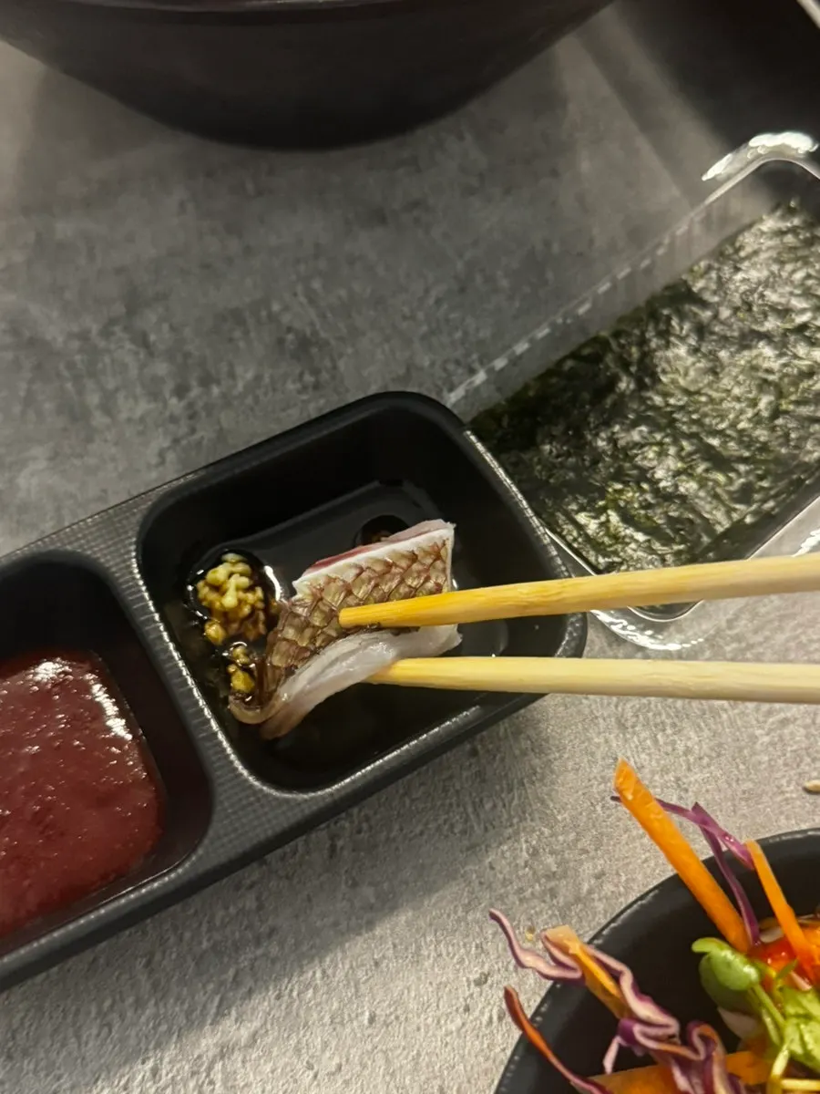 와사비 간장에 찍은 도미 회 한 점