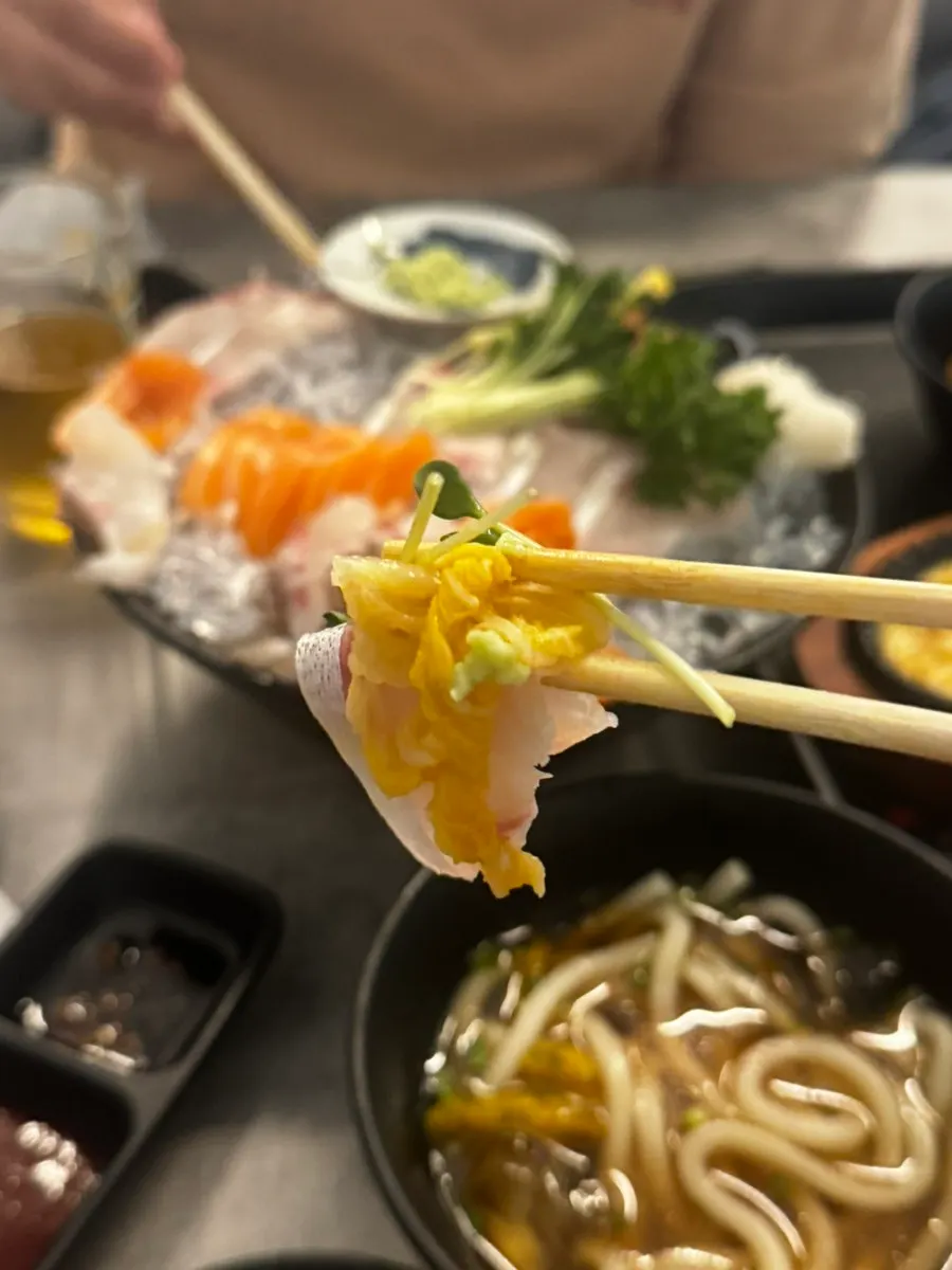 백김치에 올린 소방어 회