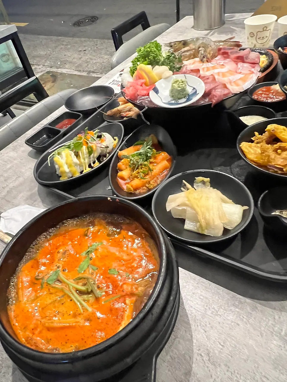 소스 접시와 회 한 점