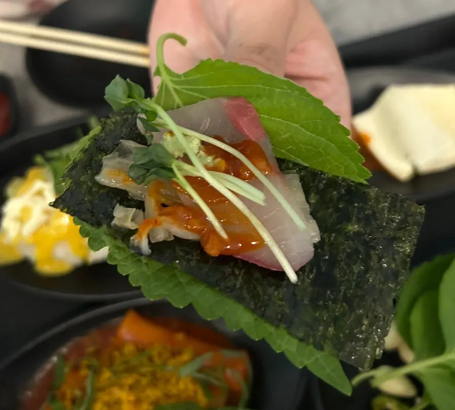 백김치와 함께 차려진 회 상차림