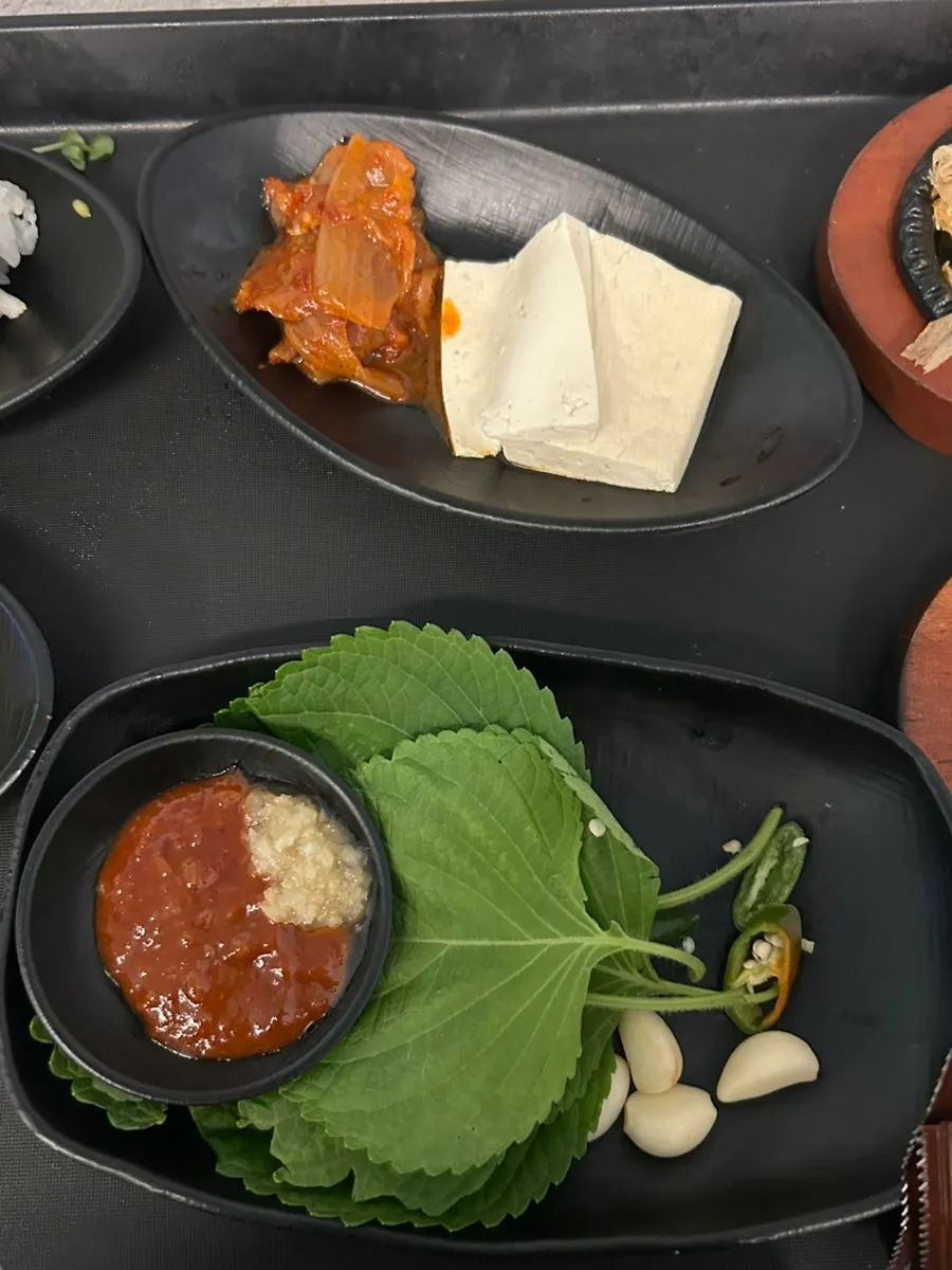 스끼다시와 모듬회가 함께 놓인 한상
