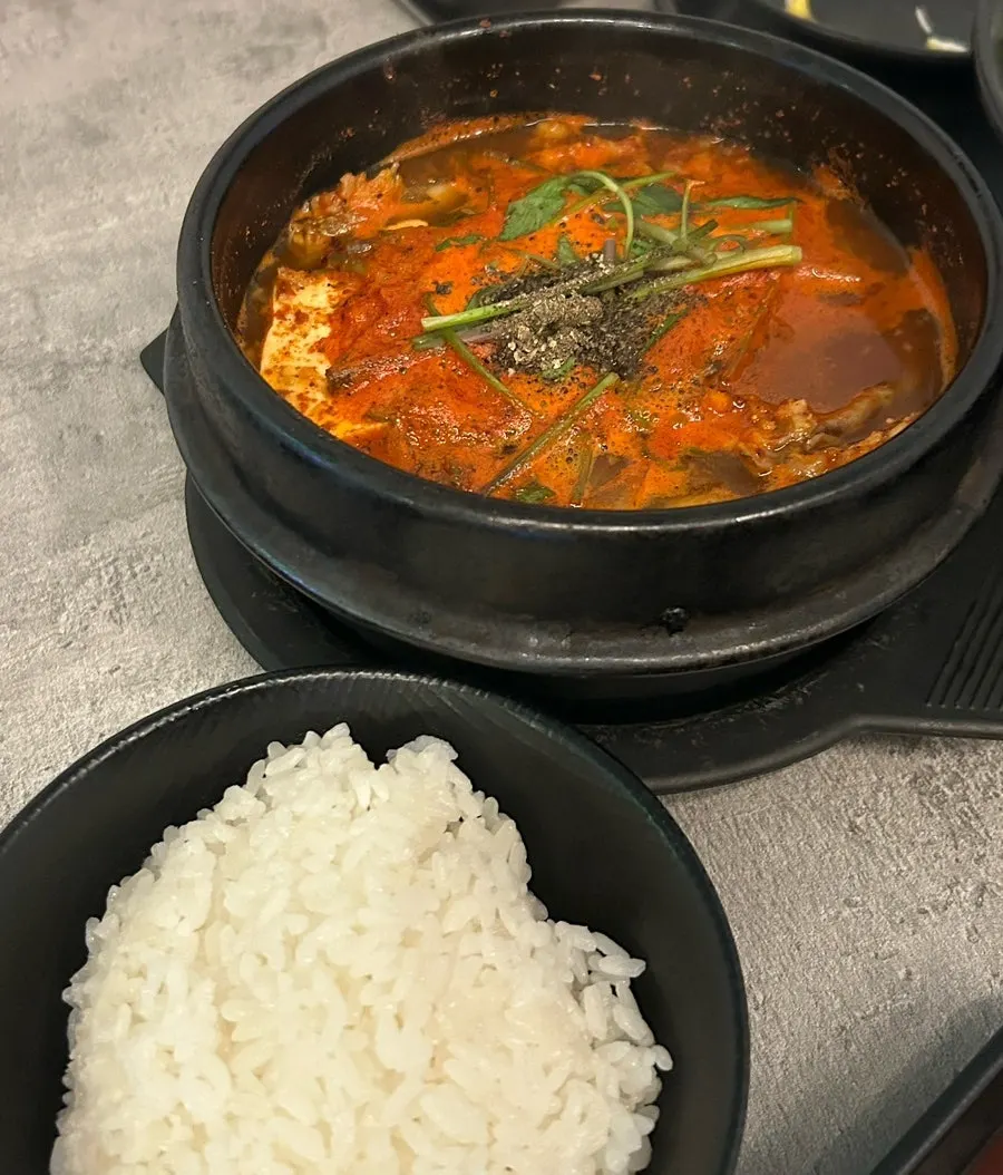 무와 두부가 들어간 매운탕 국물