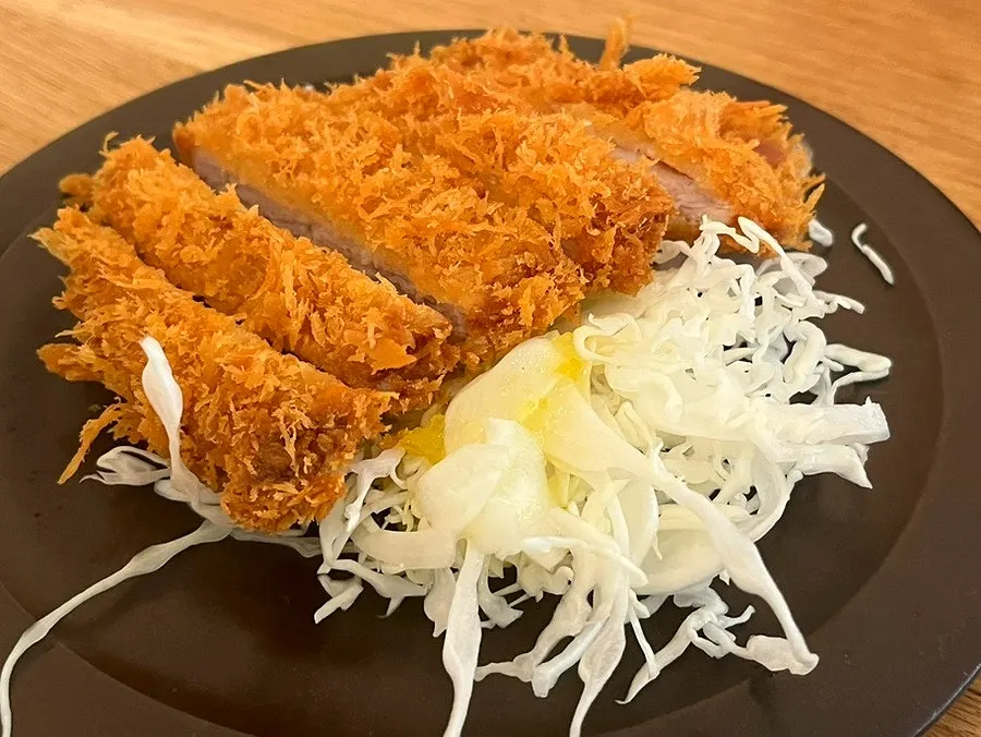 리필한 카레와 남은 사이드 접시