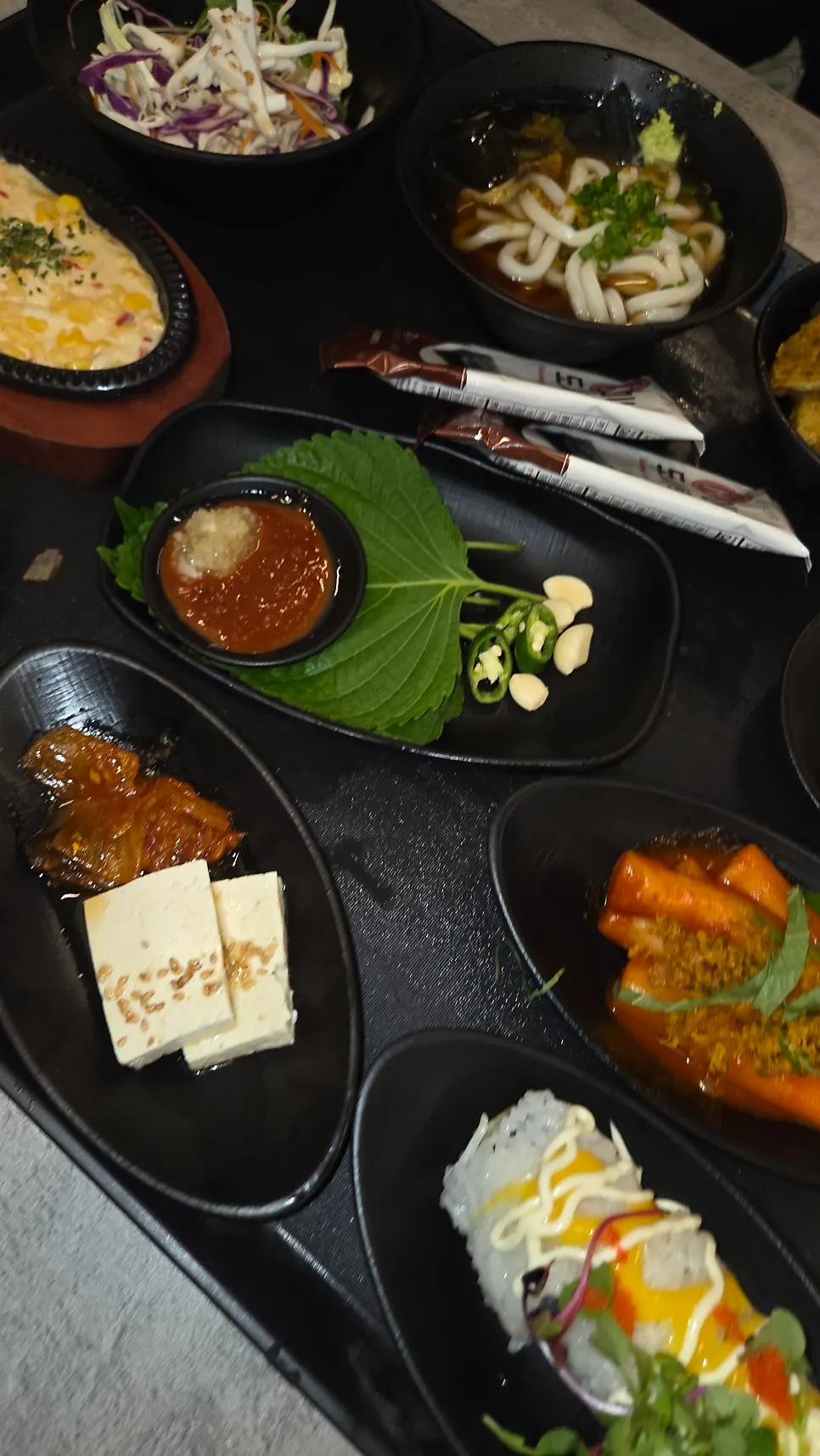 Plate of laver, perilla leaves, garlic and other sashimi wraps