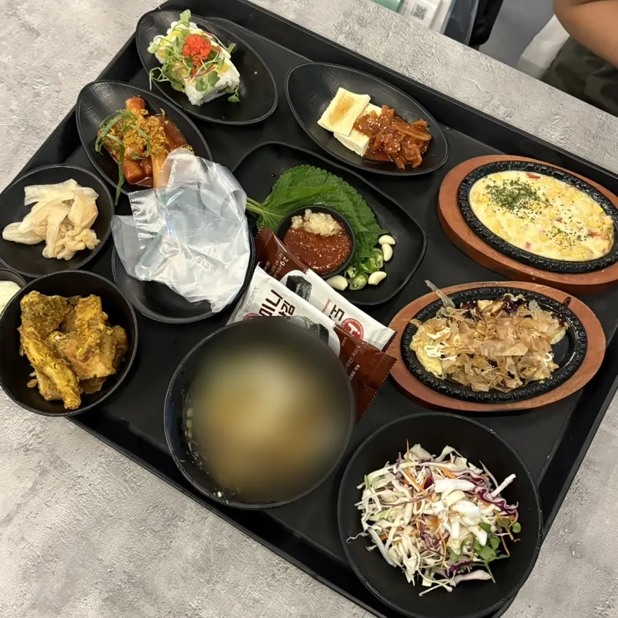 테이블에 깔린 기본찬 한 상
