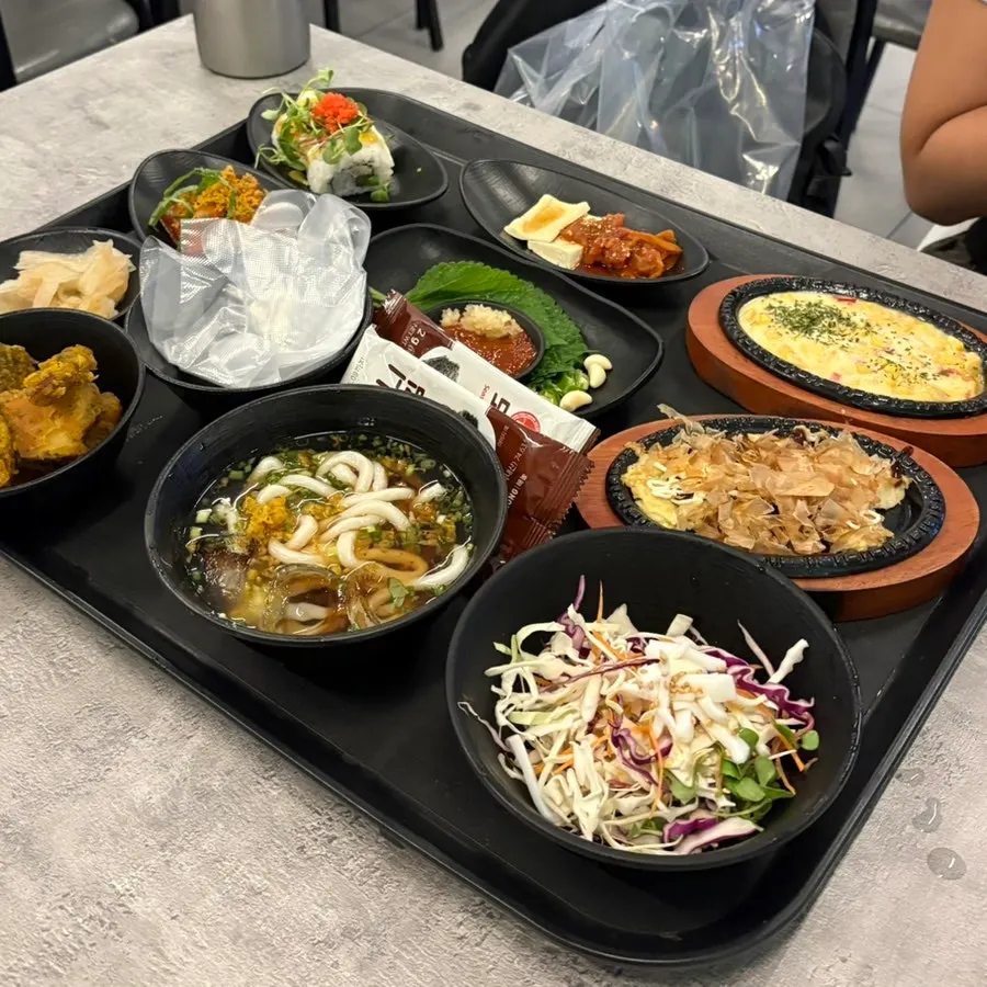 두부김치와 콘치즈 등 스끼다시 접시