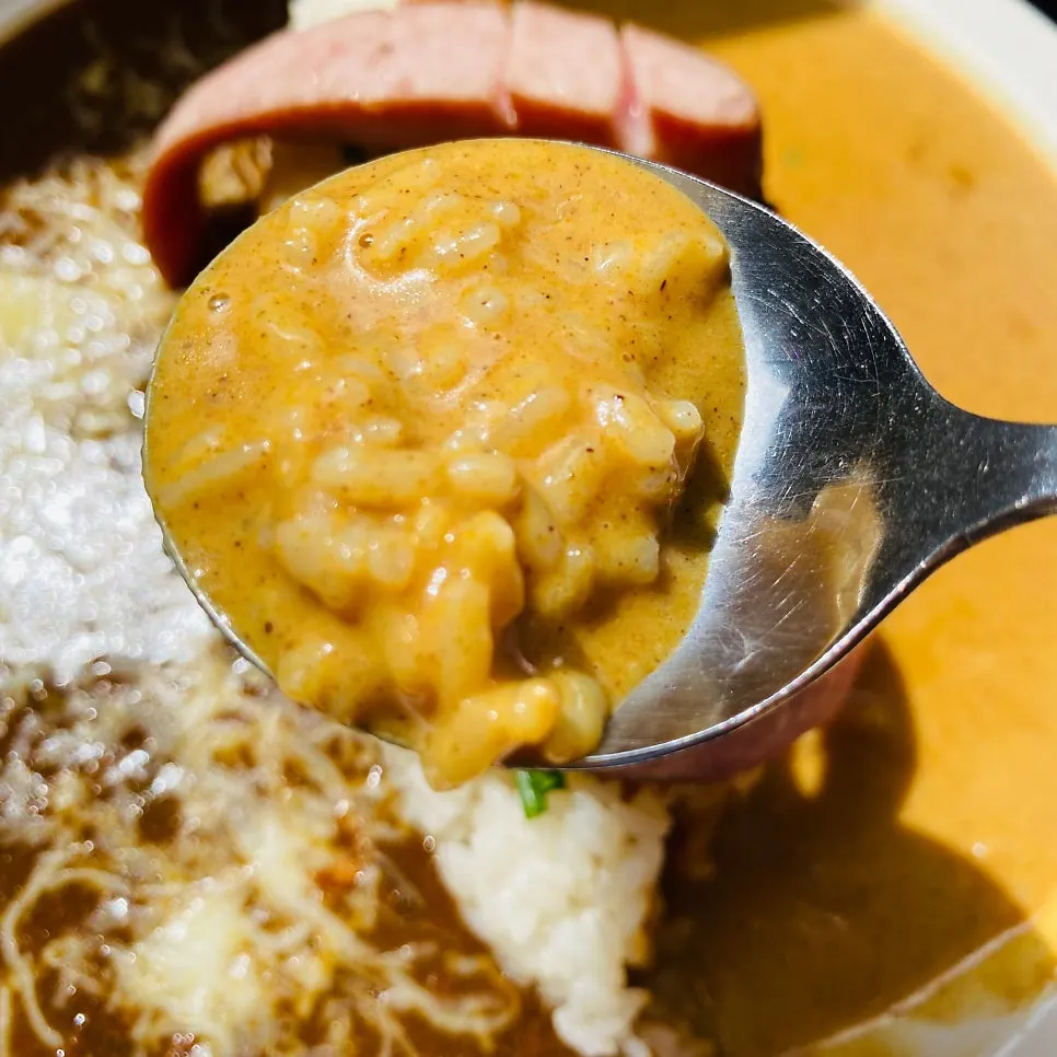 노란빛이 도는 크림카레 클로즈업