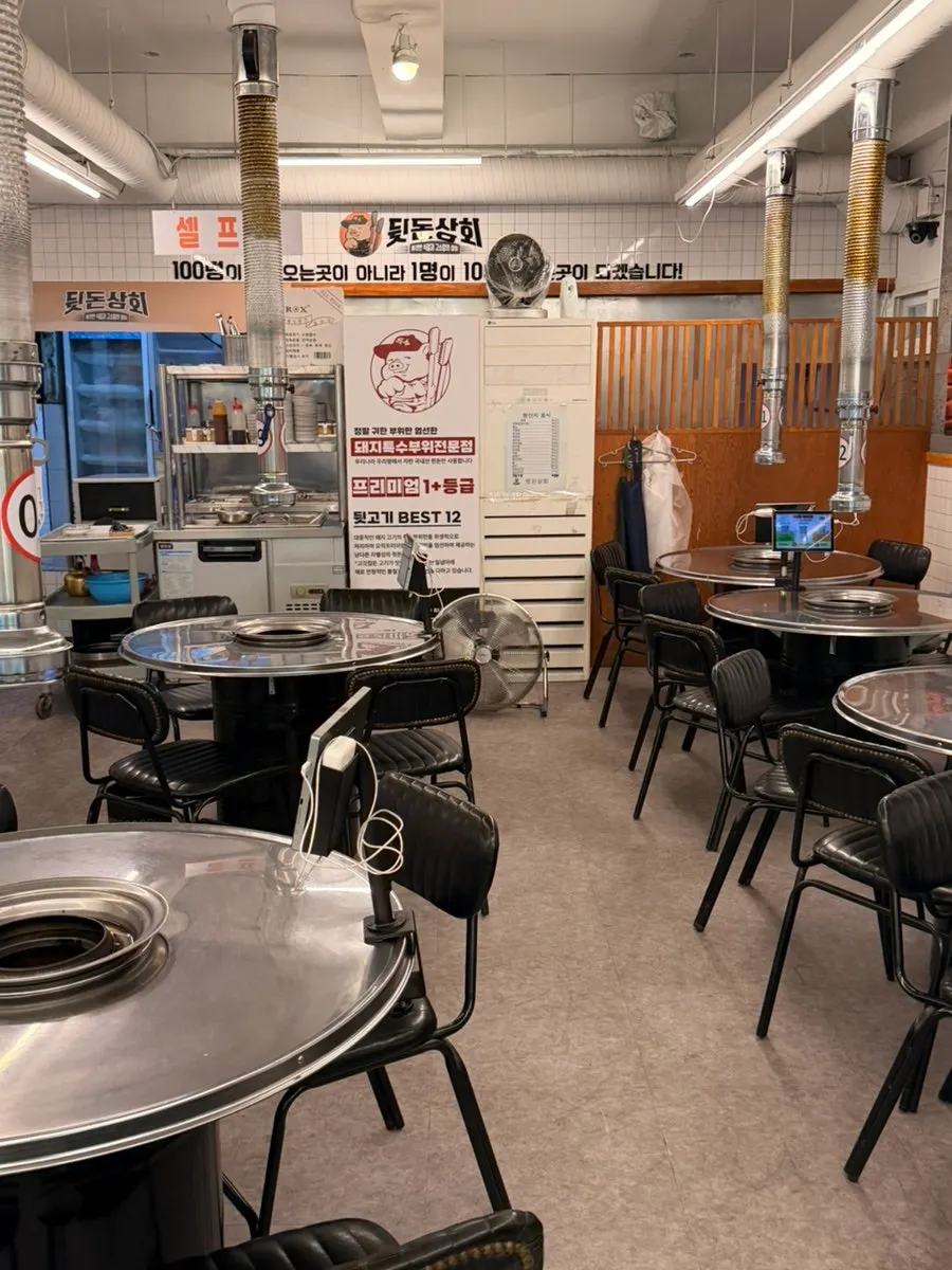 Clean interior of Dwitdon Sanghoe, Jeonpo Branch