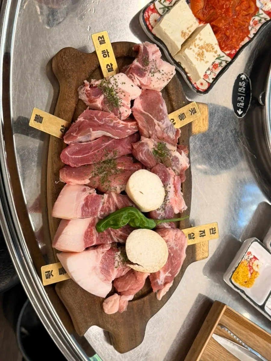 Rare-cut pork set with shishito peppers and mushrooms