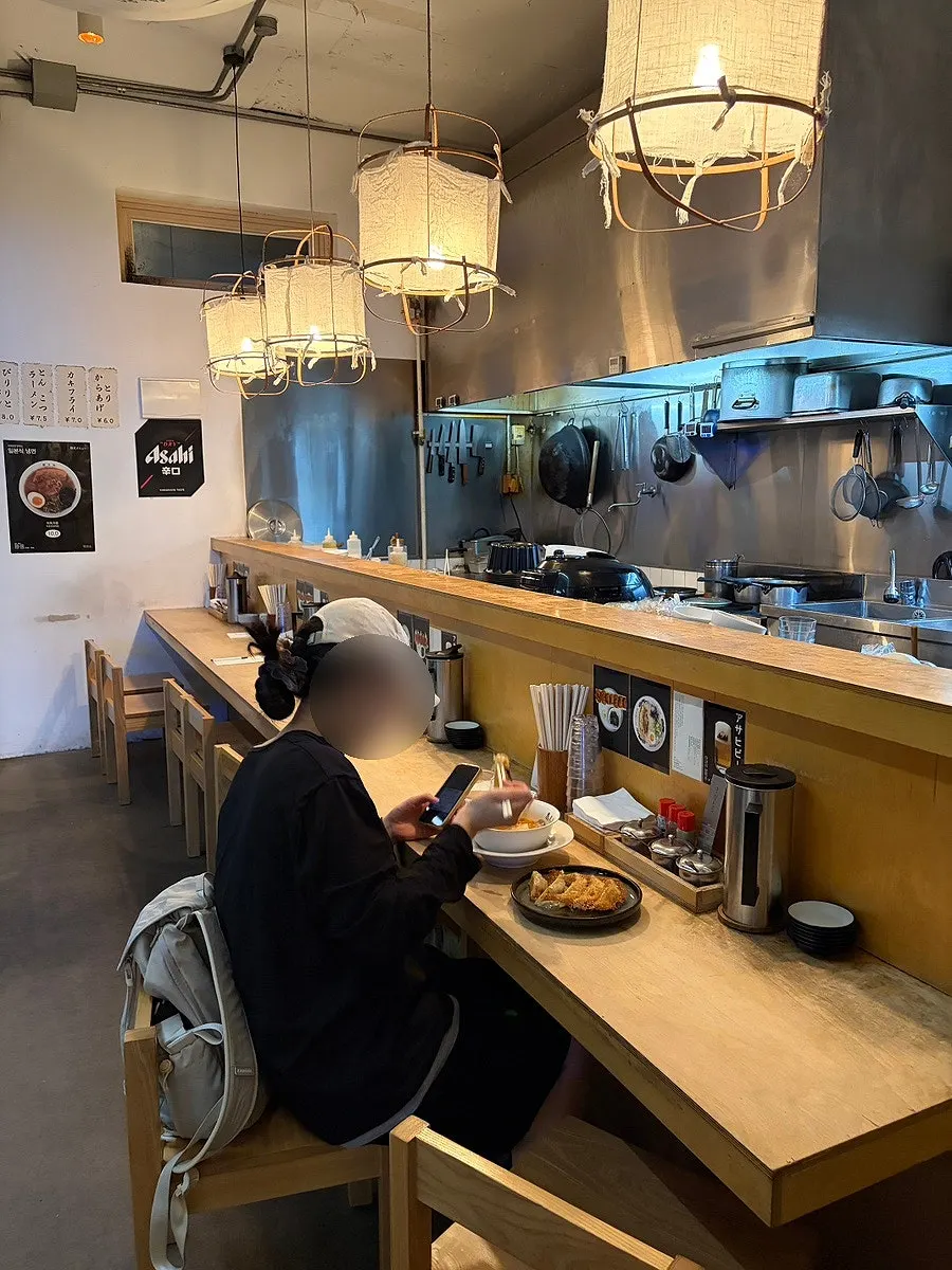 Continuous bar seating inside Ryusenso