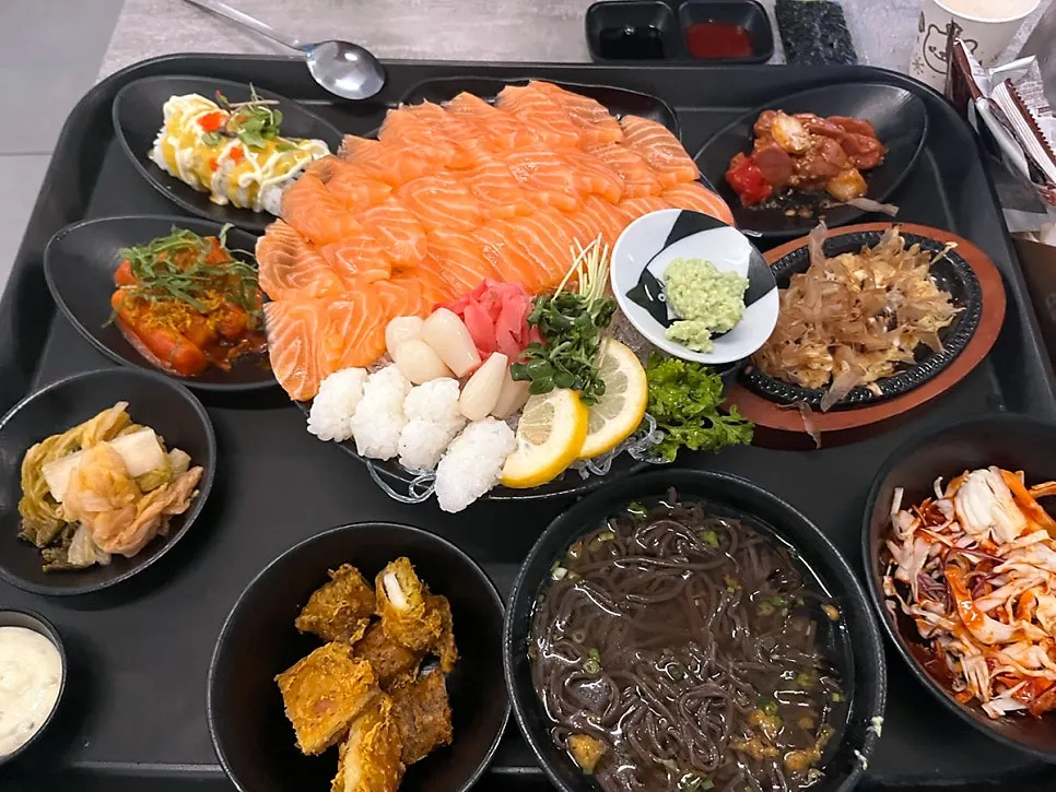 The ordered salmon sashimi platter set