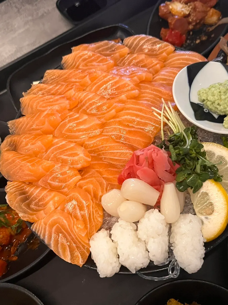 The full salmon sashimi platter spread
