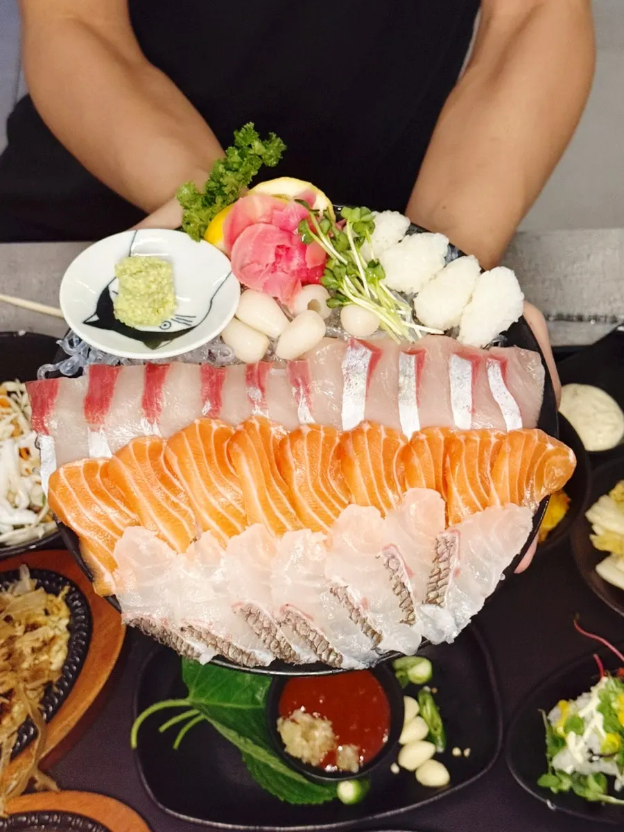 커다란 접시에 담긴 활어 숙성 모듬회 한판