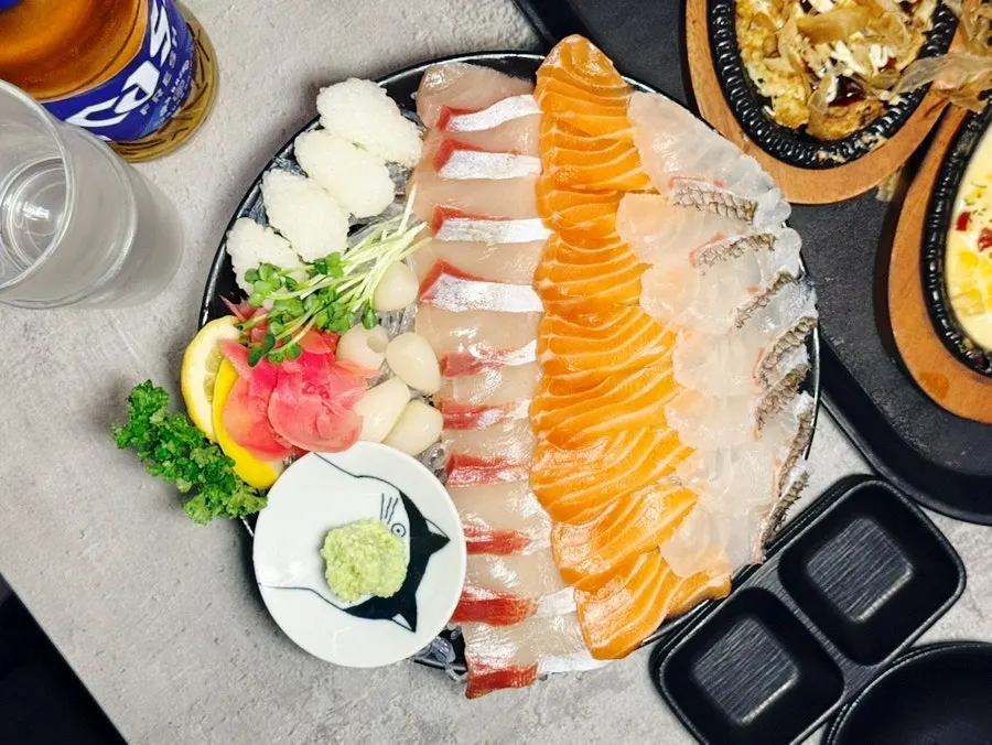 결을 살려 가지런히 담긴 모듬회