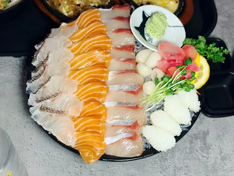 고추냉이와 레몬으로 장식한 회 접시