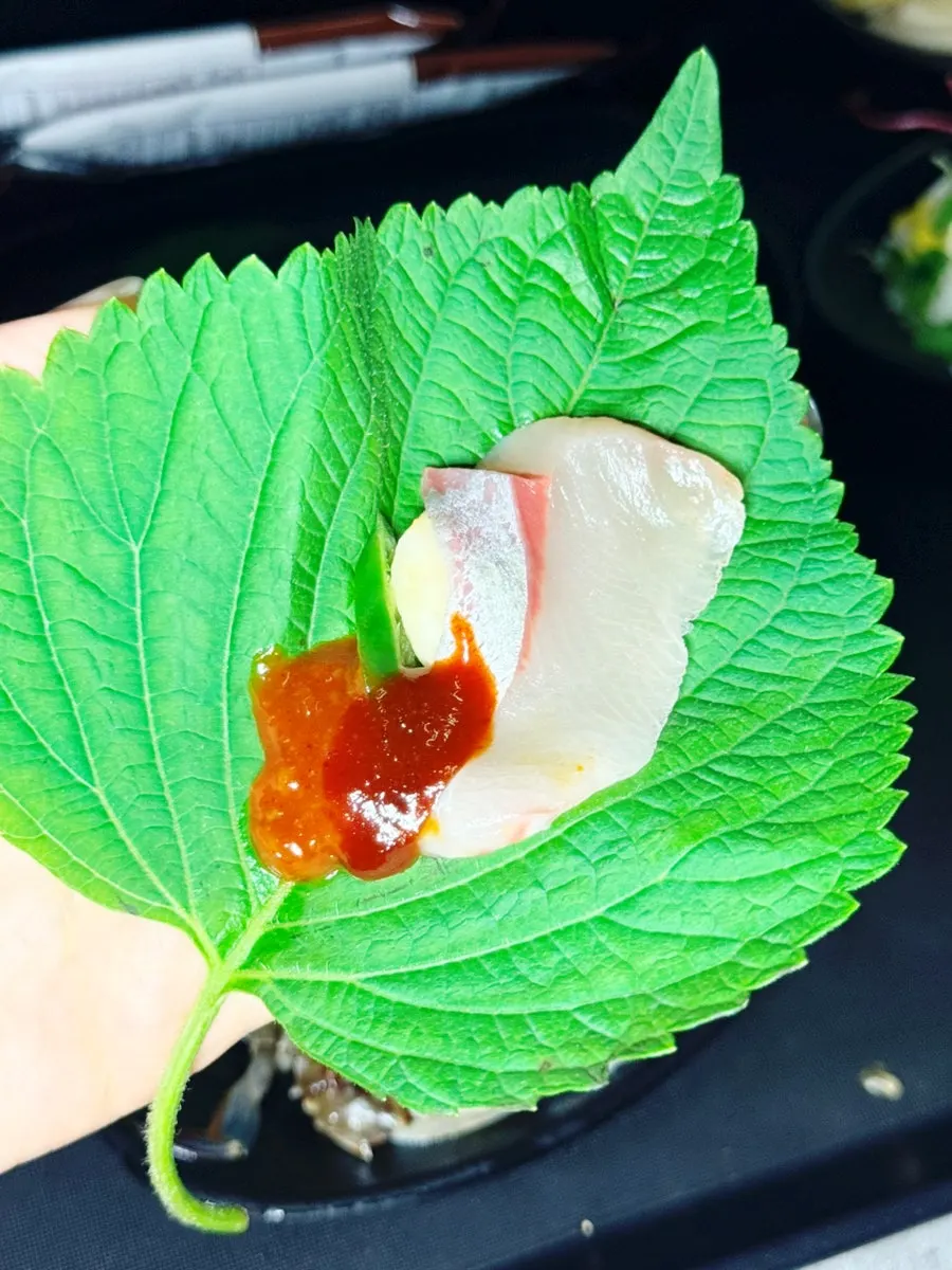 깻잎에 회와 쌈장, 마늘을 올린 쌈