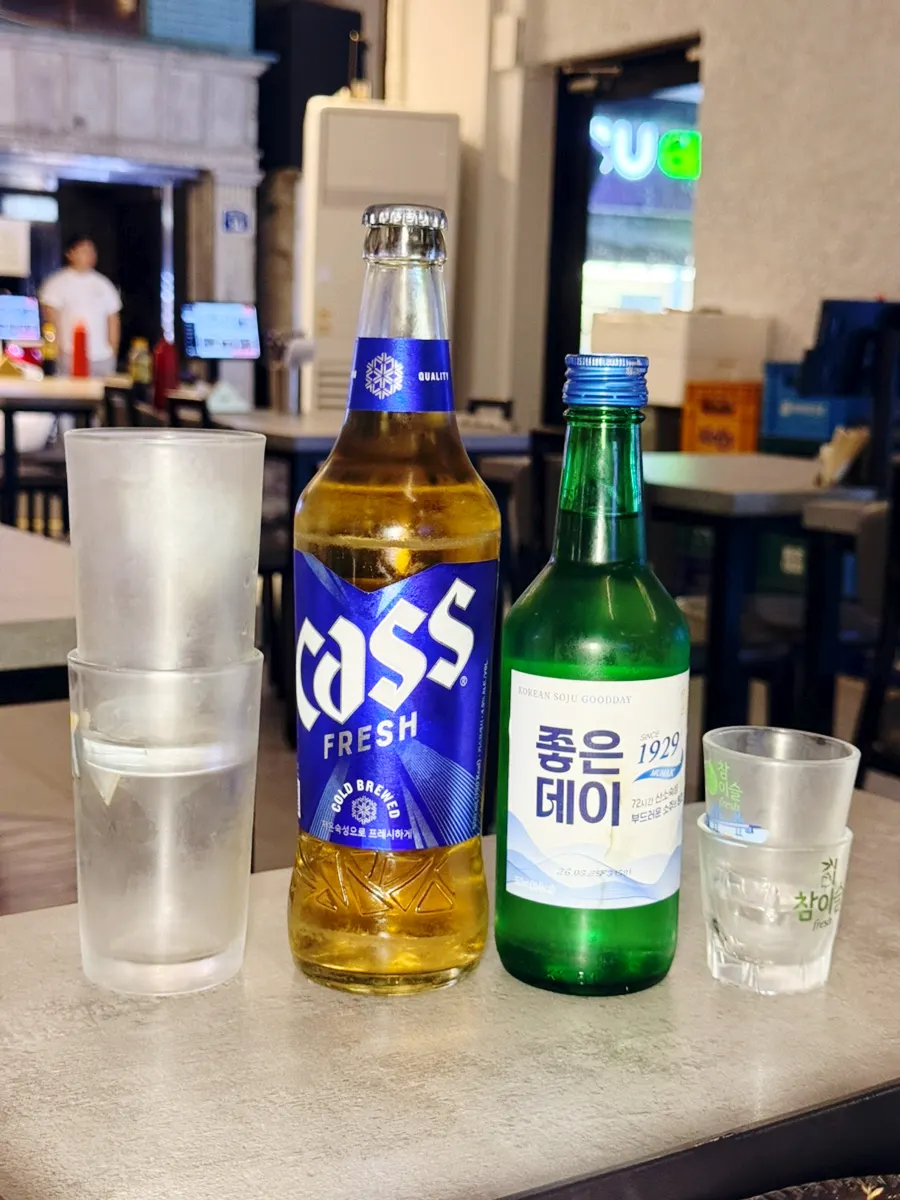 회와 함께 놓인 소주와 맥주